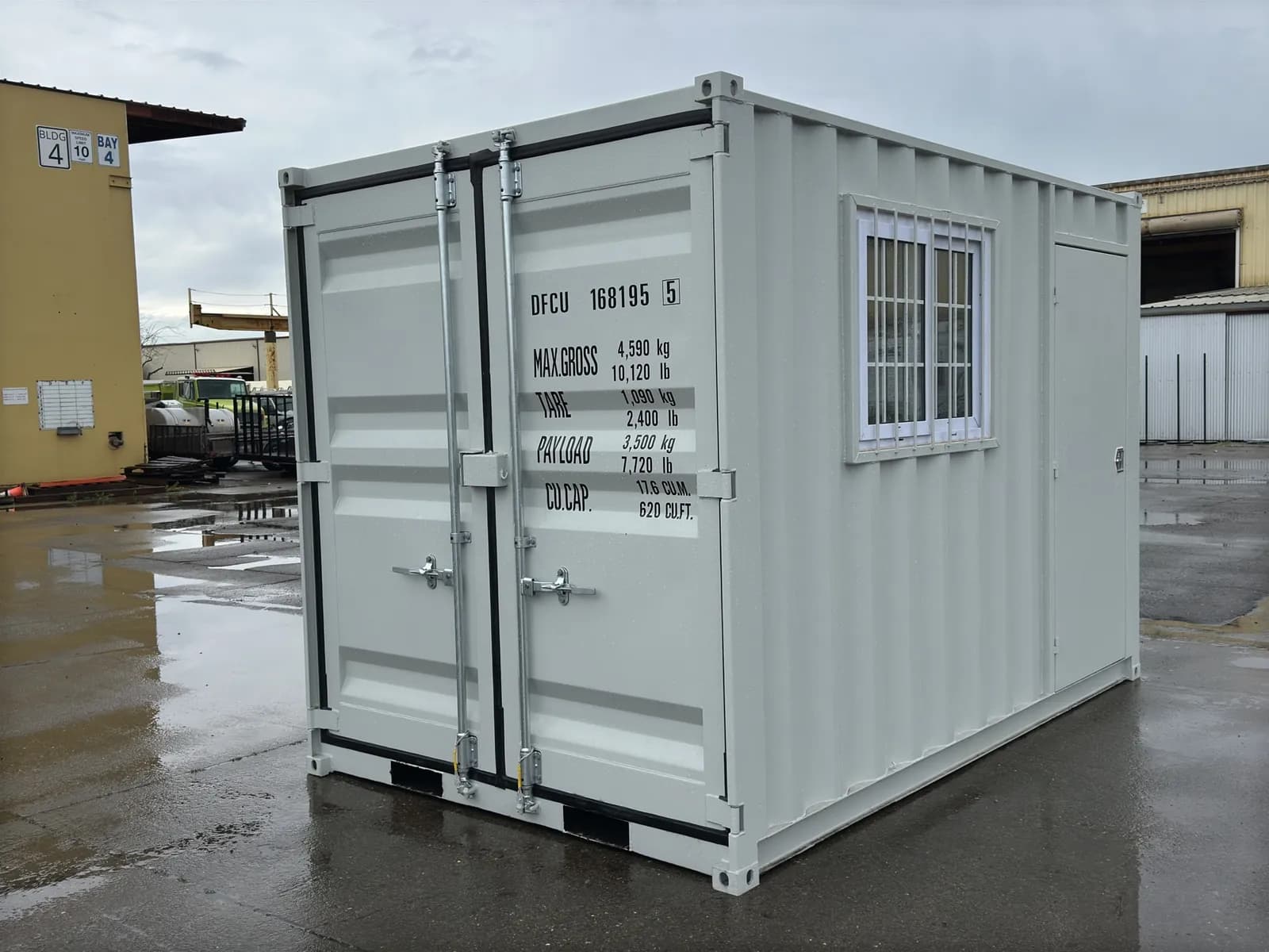 2025-12-container-with-door-and-window-mm00hb8d