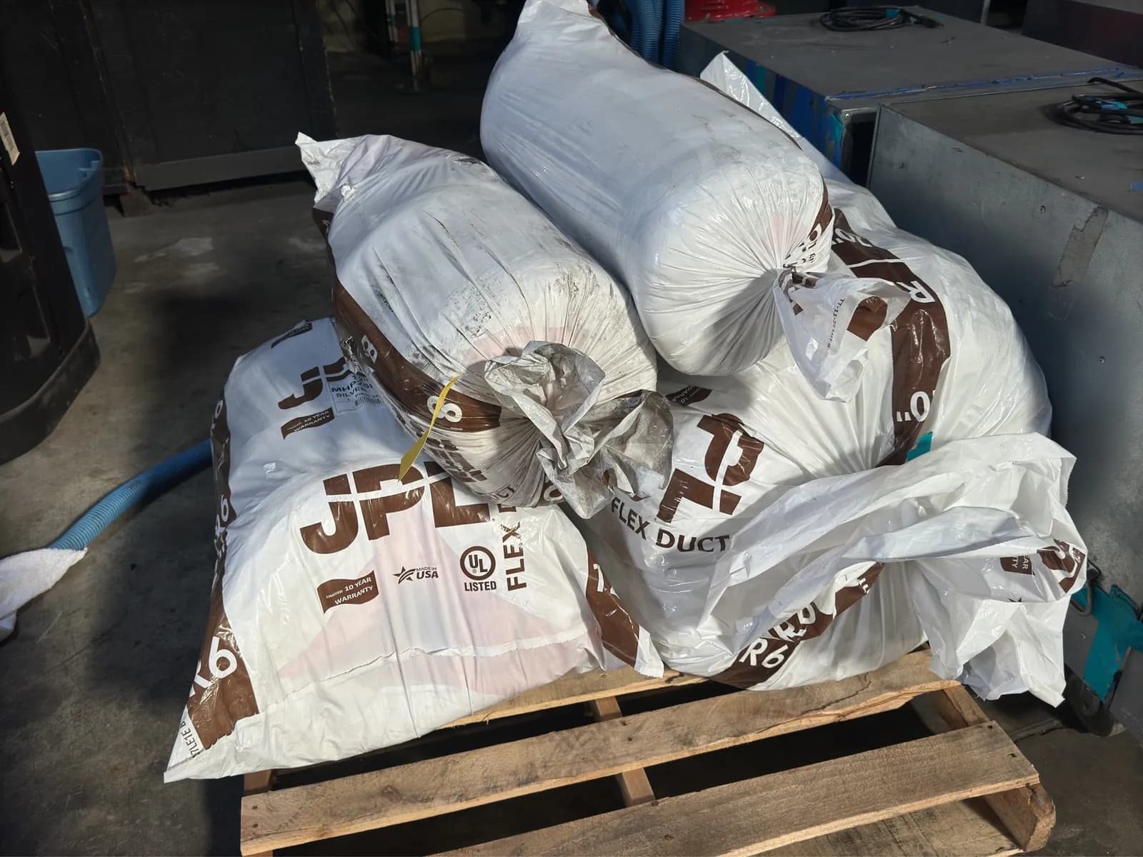 contents-of-pallet-4-rolls-of-insulated-flex-duct-bfc3b5