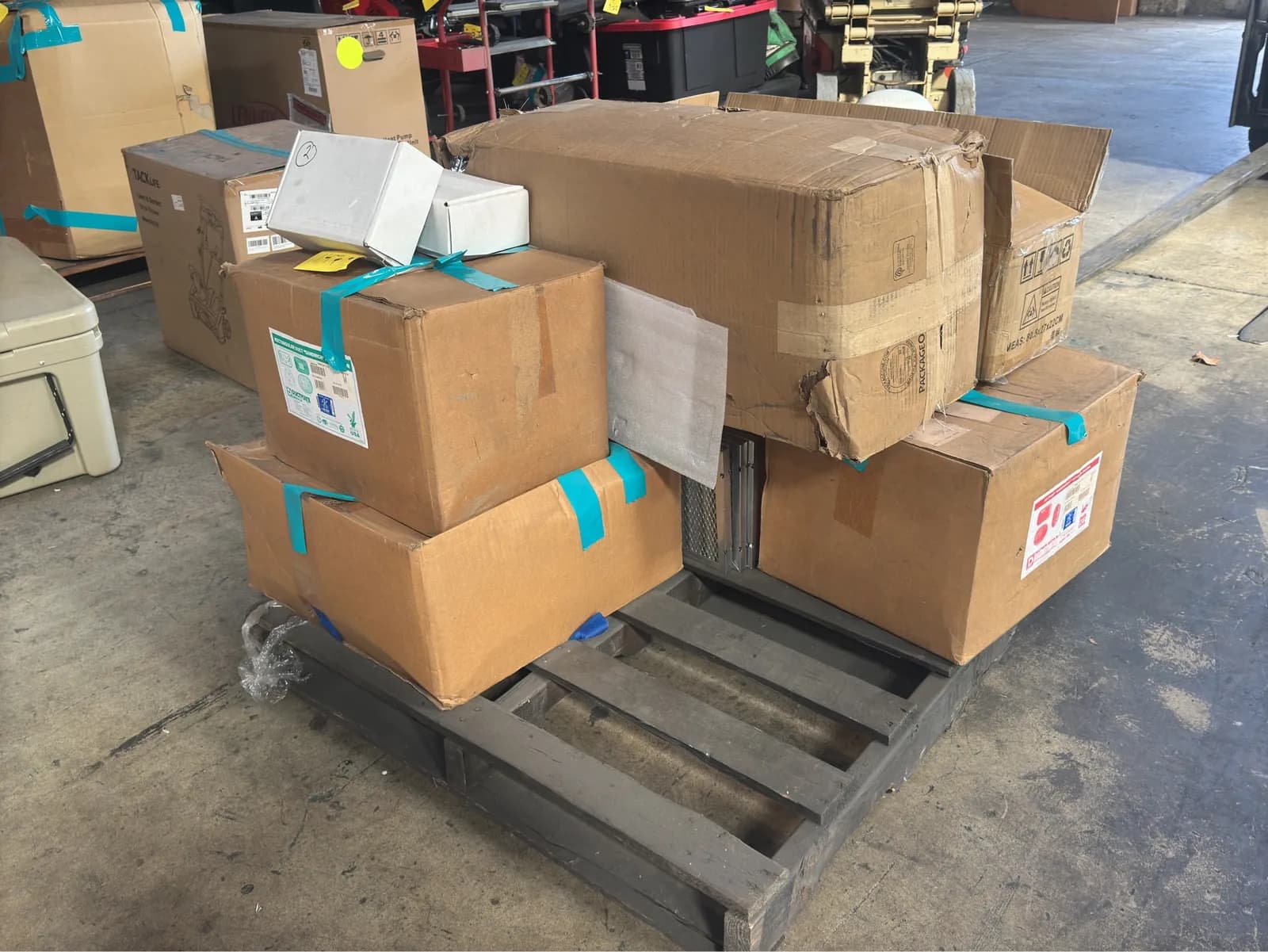 contents-of-pallet-rectangular-duct-vevor-flat-panel-tv-mount-access-doors-and-more-fe1109