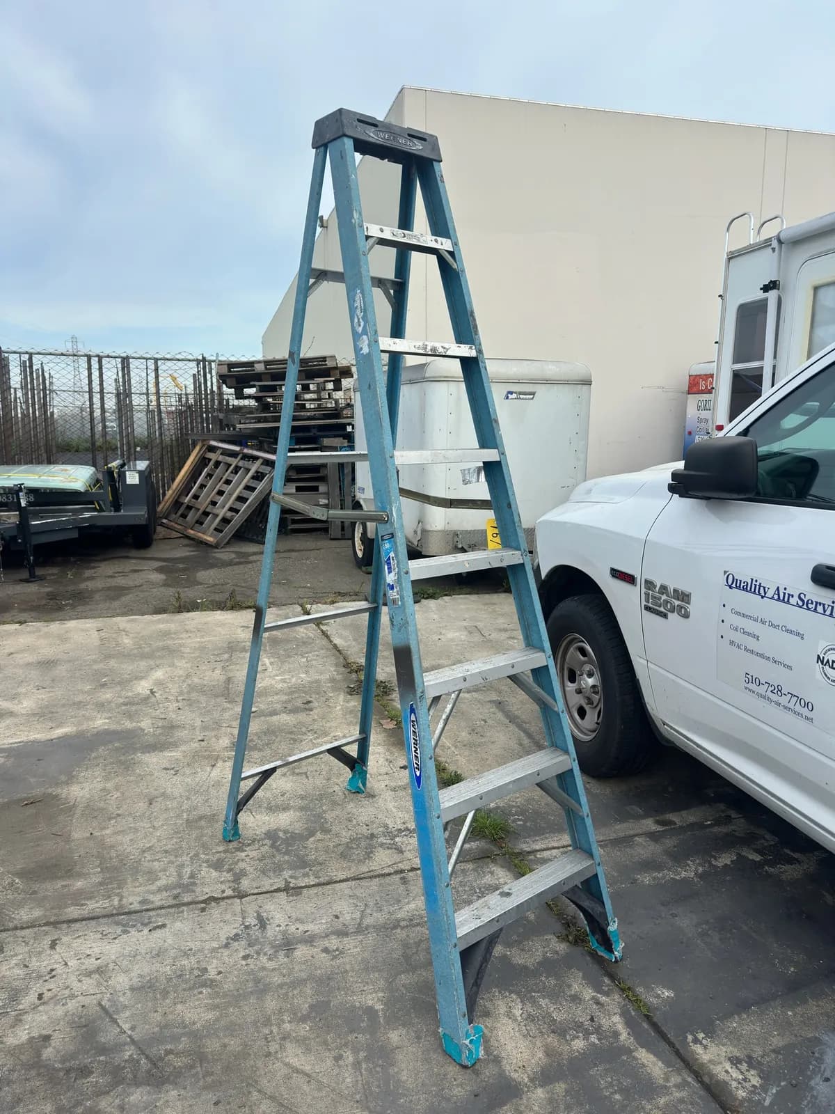 werner-8-fiberglass-folding-ladder-7bca36