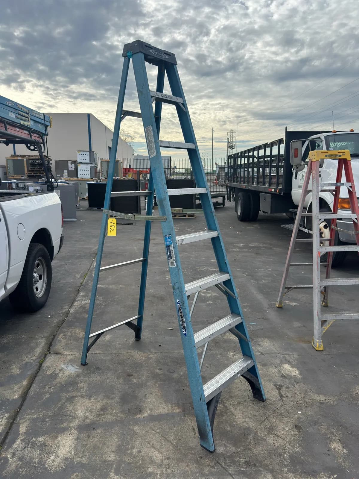 werner-8-fiberglass-folding-ladder-6057f0