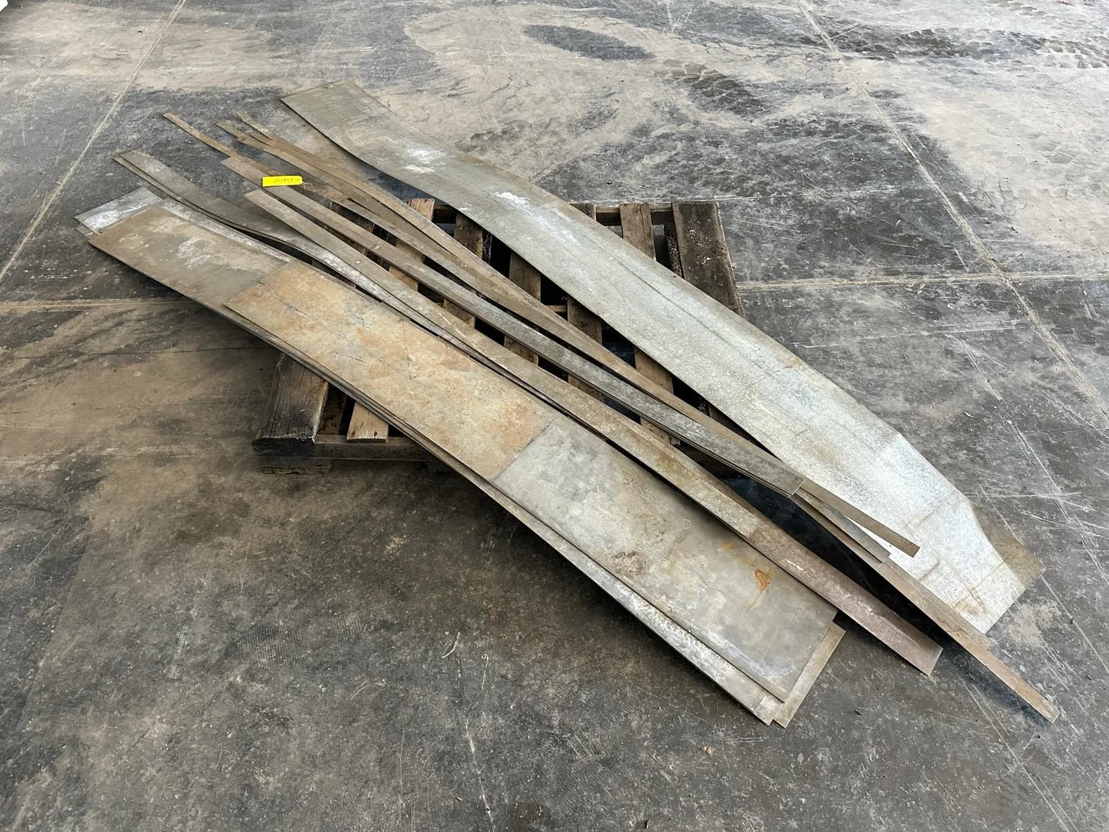 pallet-of-metal-sheets-mmz3f1pr