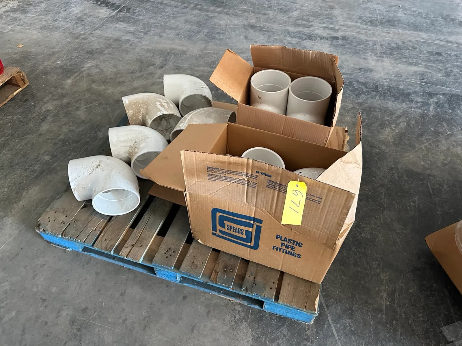 pallet-of-pvc-pipe-fittings-mmz3w15u