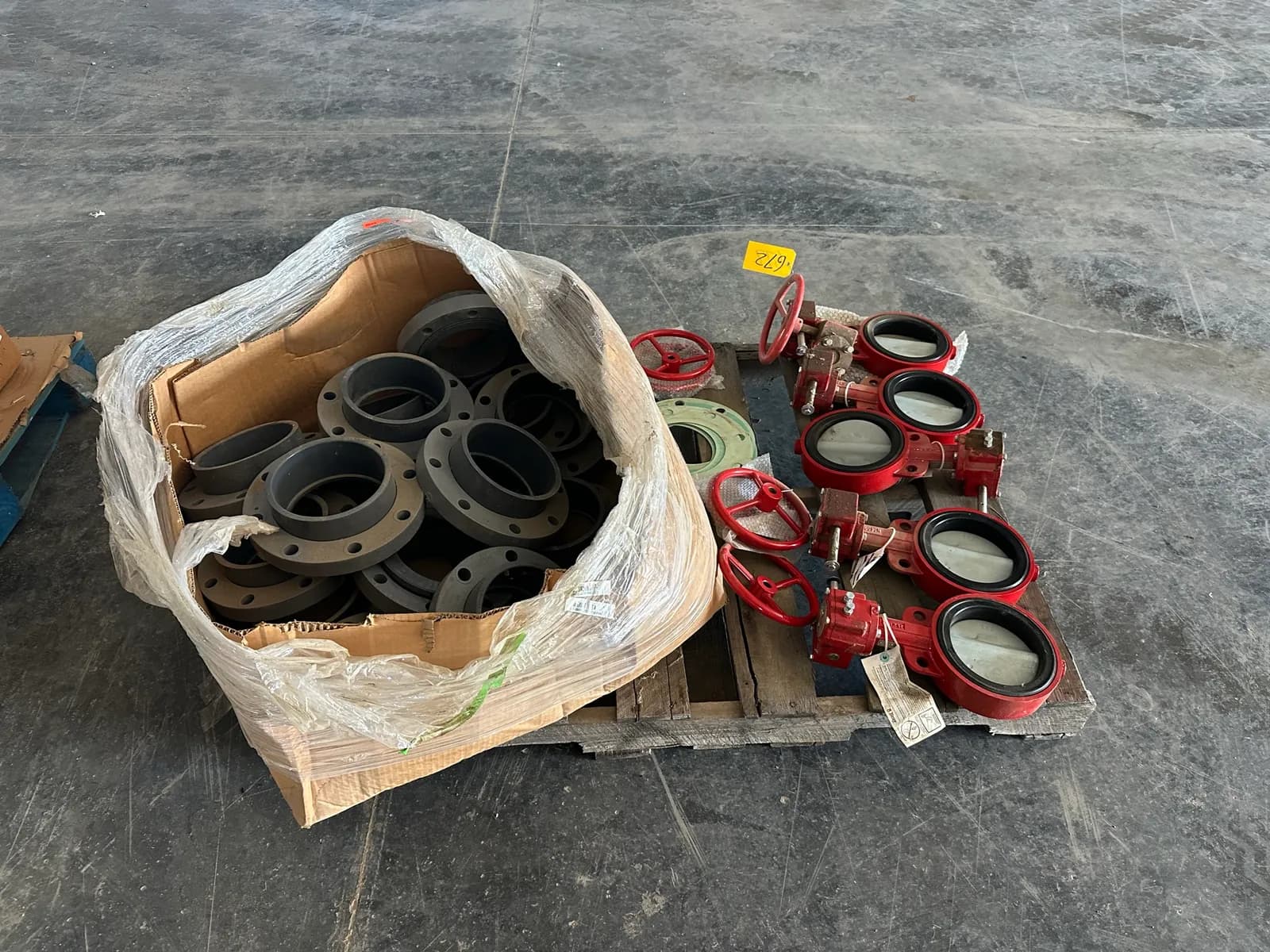 pallet-of-pipe-flanges-and-butterfly-valves-mmz3h0t5