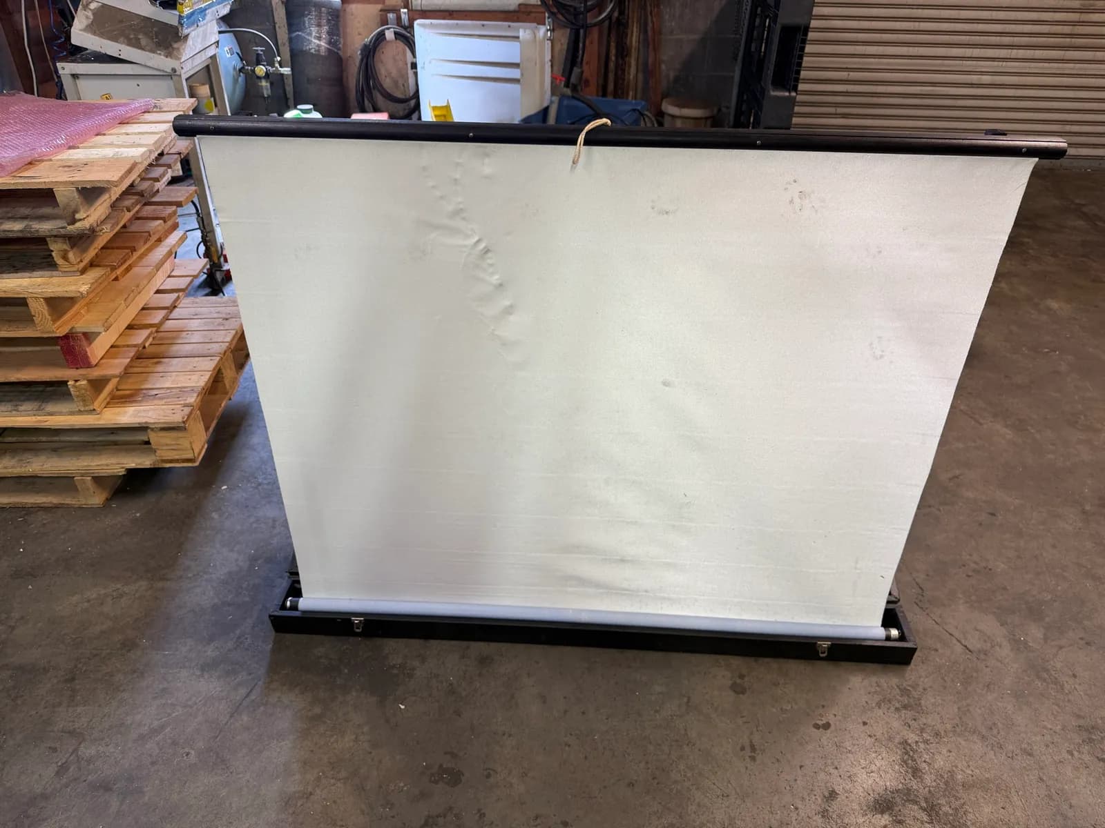 48-desktop-lenticular-retracting-screen-in-a-carrying-box-eb98f9