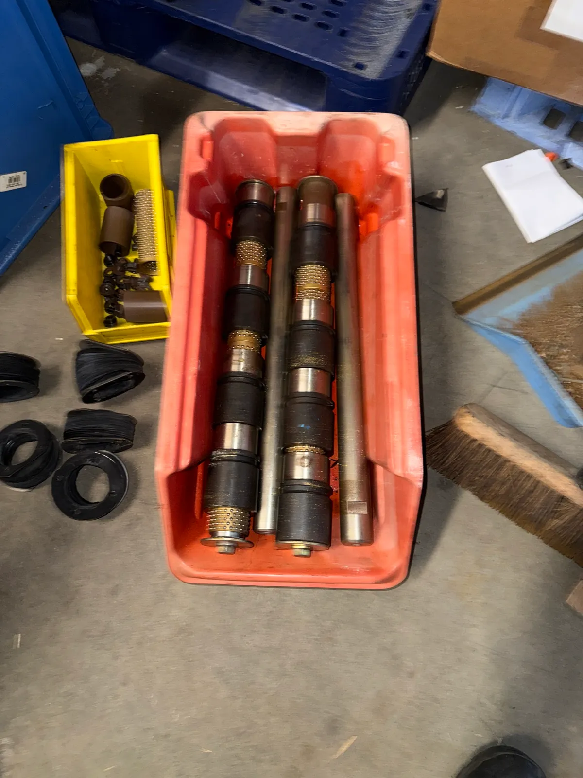 lot-of-4-1-5-8-ballbearing-bushing-with-shaft-die-guides-96a053