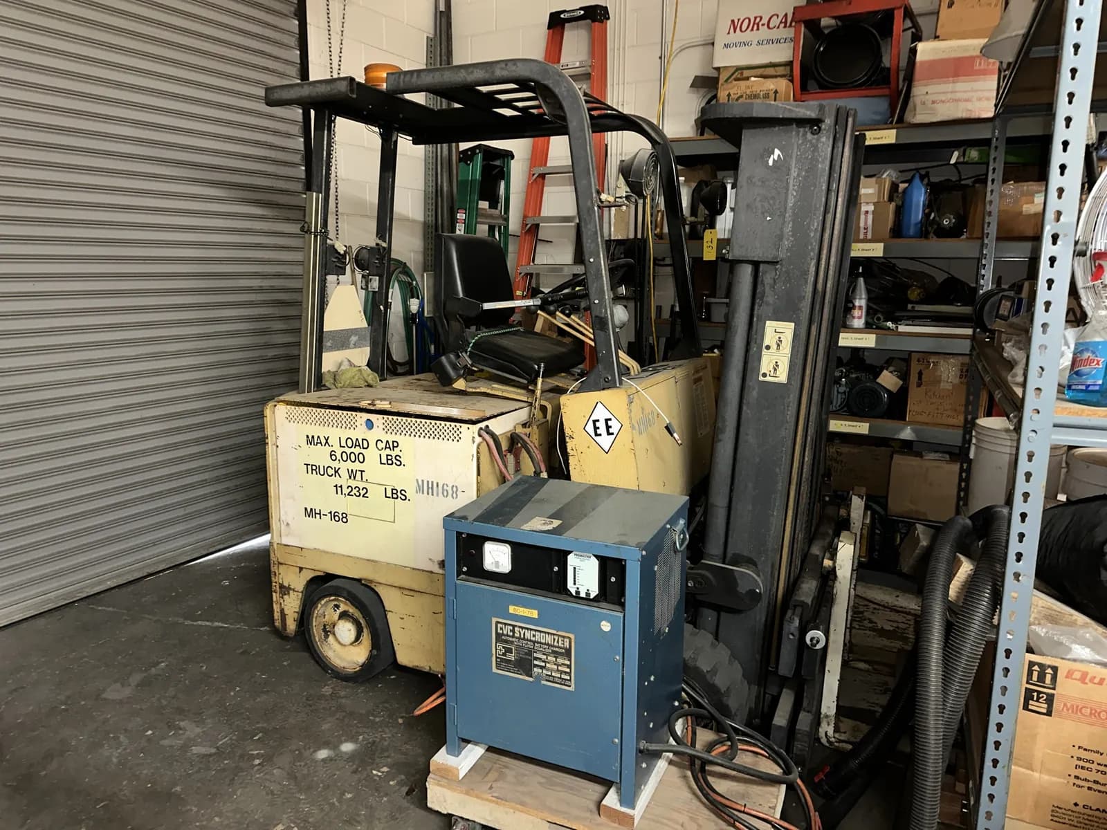 yale-6000-lb-capacity-electric-forklift-with-charger-not-running-mnezf7fp