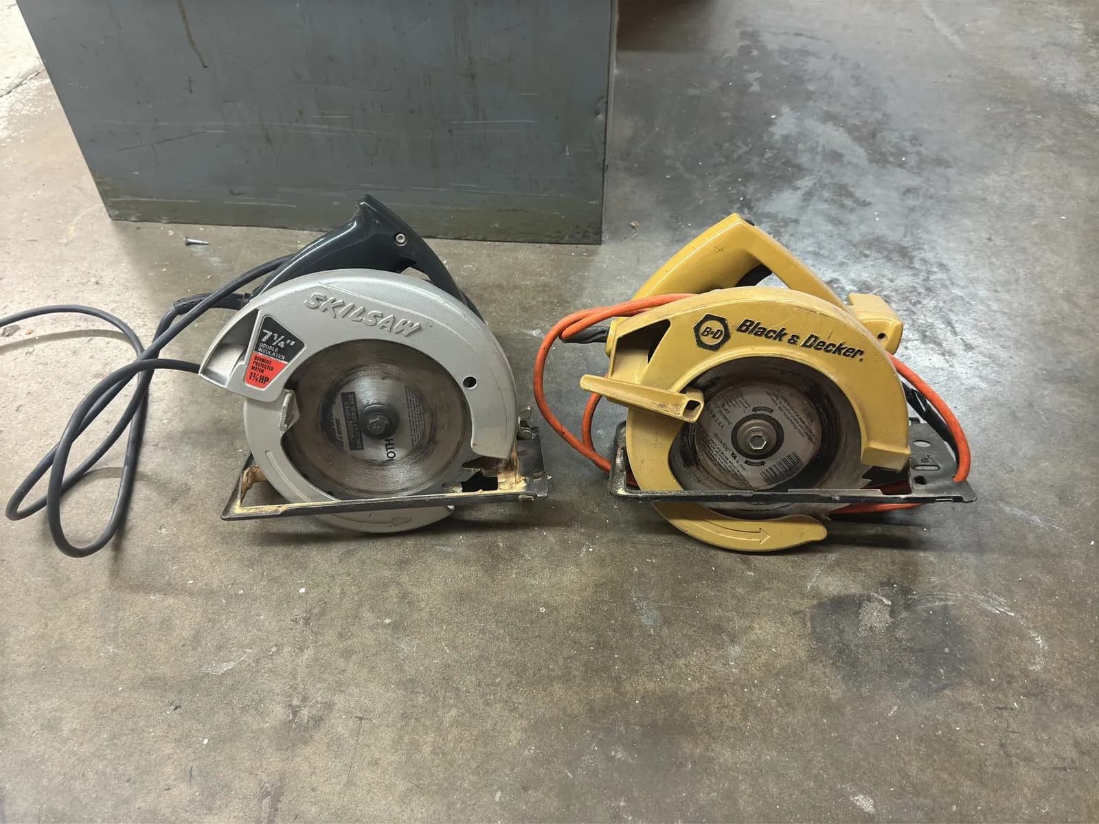 skilsaw-and-black-and-decker-circular-saw-a2818f