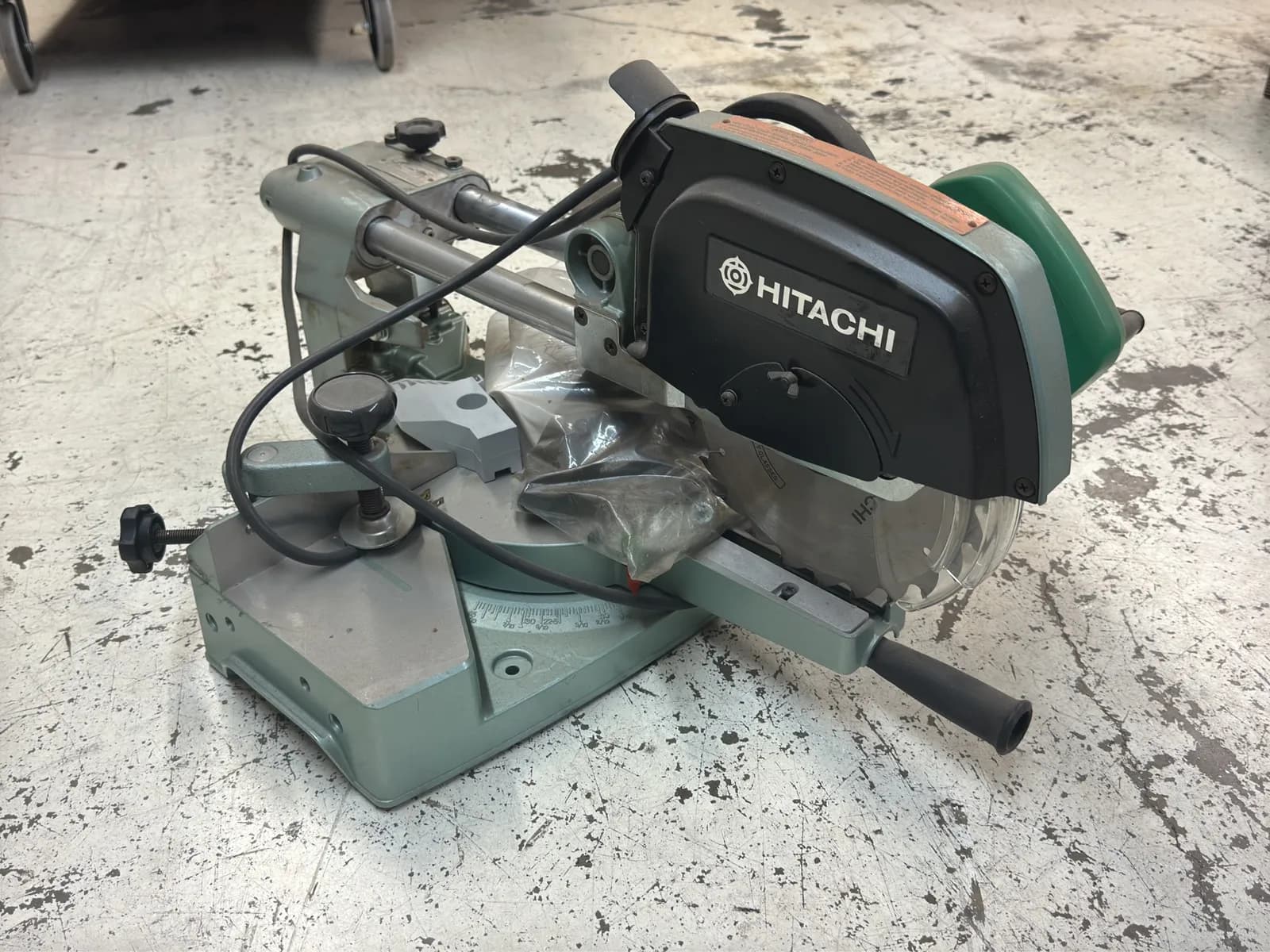 hitachi-8-1-2-slide-compound-saw-4ee0c3