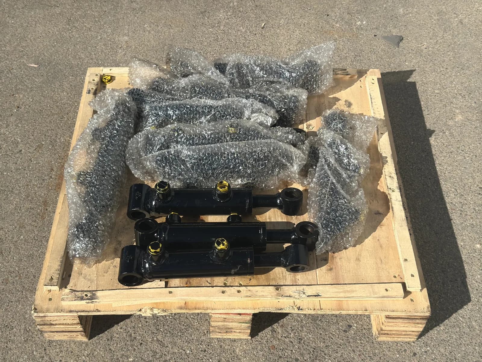 quantity-of-10-hydraulic-cylinders-unused-mn9bx6ff