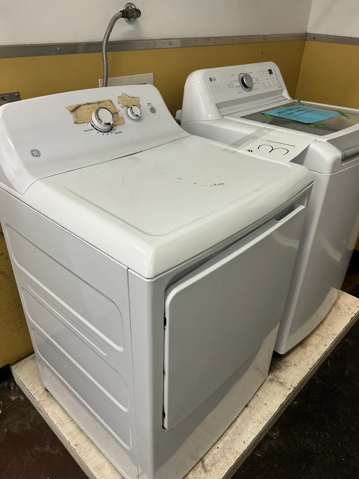 washer-and-dryer-mnjiu59q