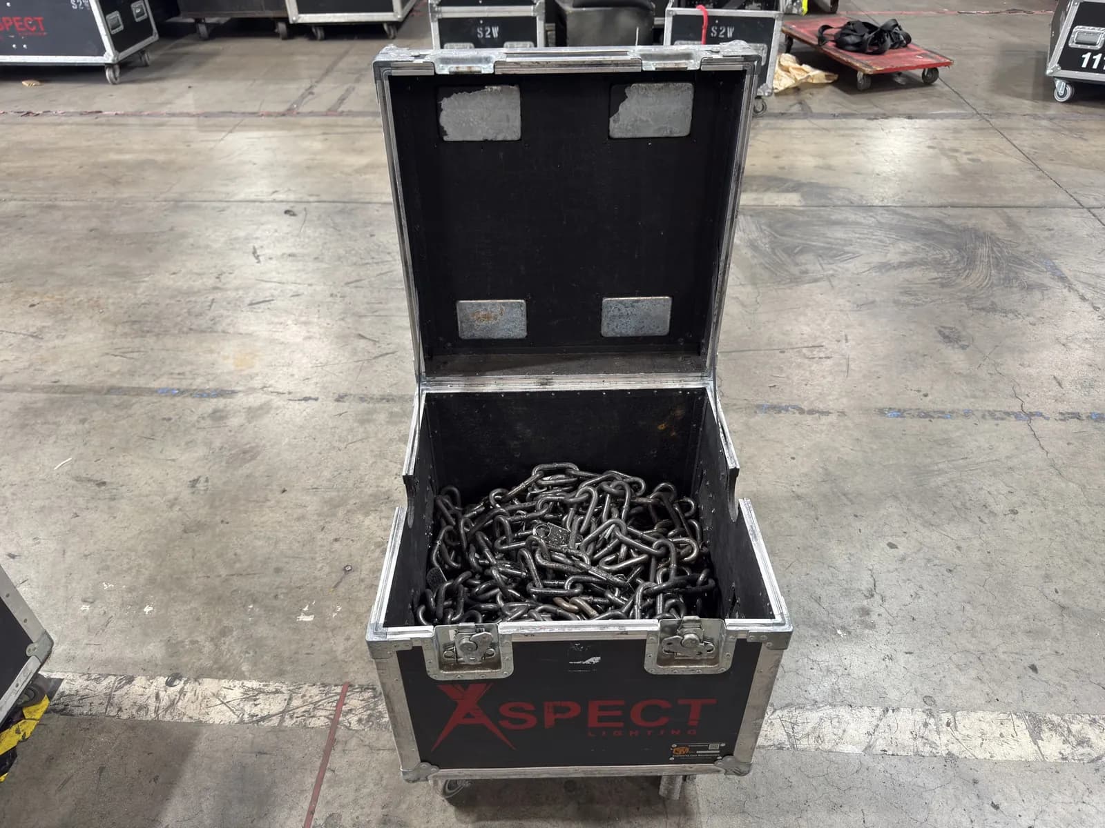 rolling-heavy-duty-hardshell-road-case-with-length-of-chain-c7e314