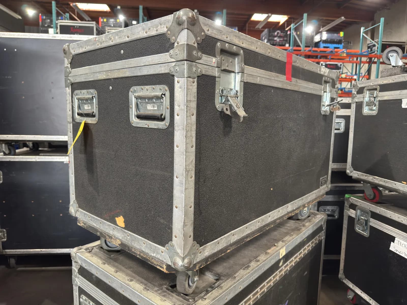 armando-heavy-duty-rolling-hard-shell-road-case-mnnu7jzf