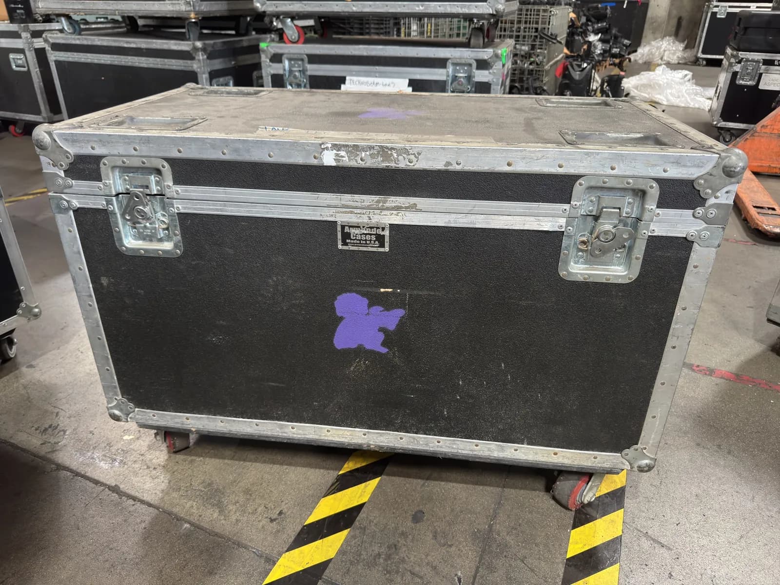 armando-heavy-duty-rolling-hard-shell-road-case-mnnu9rbf