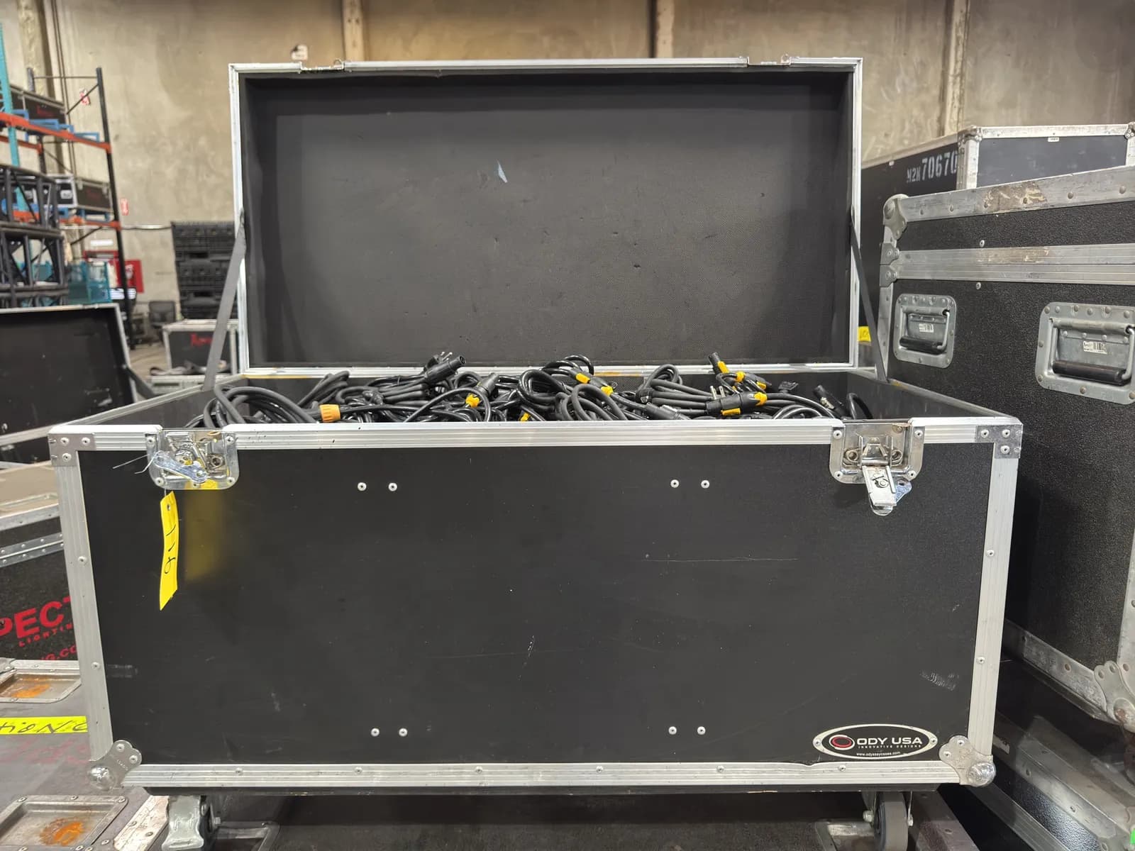 rolling-hard-shell-road-case-with-neutrik-110v-power-cables-mnnub0mw