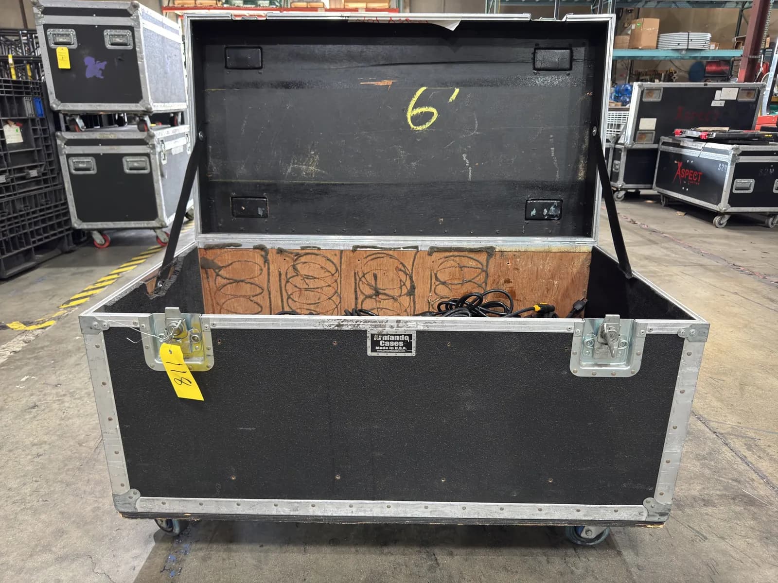 heavy-duty-rolling-hard-shell-road-case-with-assorted-neutrik-110v-power-cables-mnnuc4jz