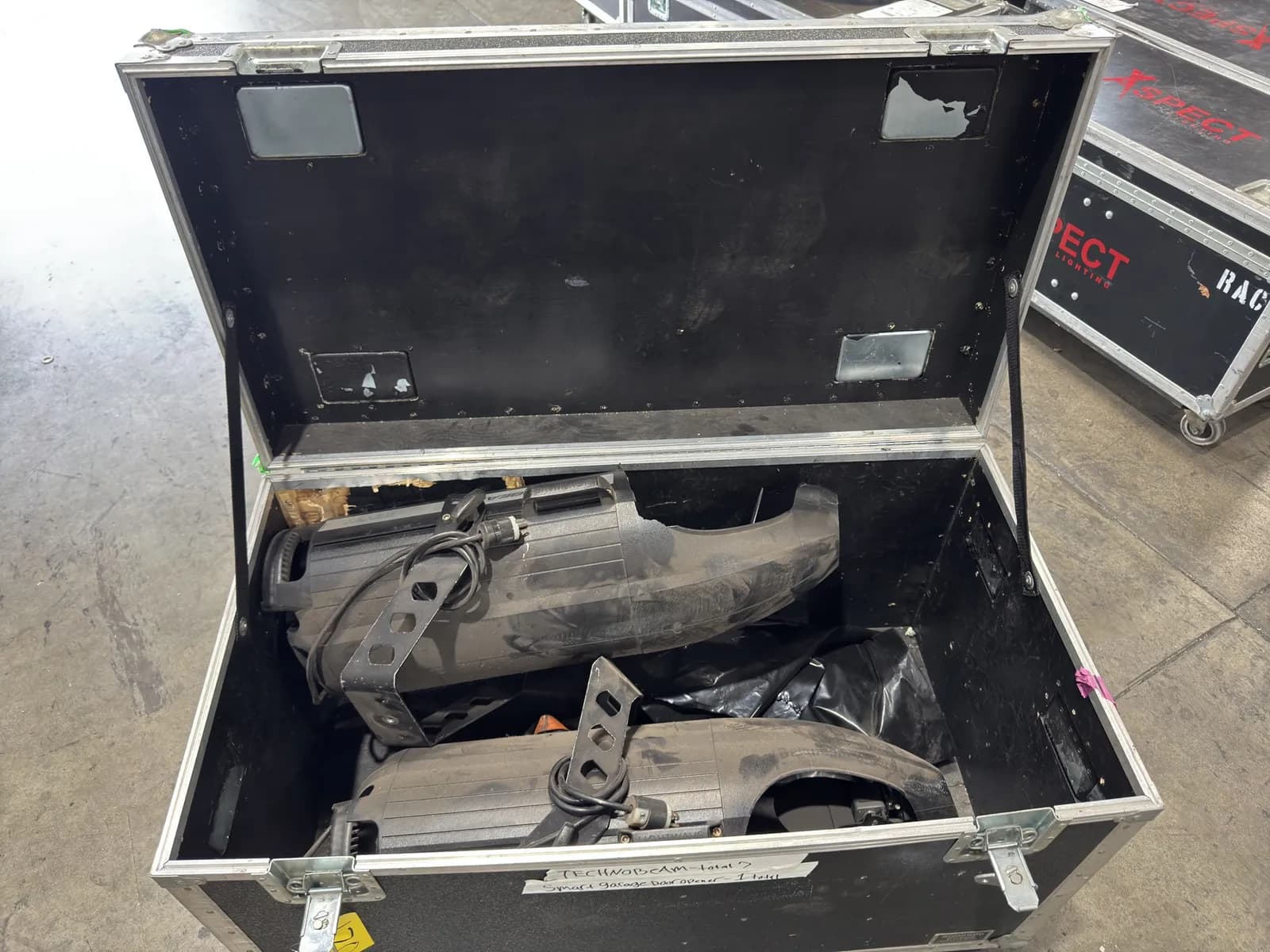 2-technobeam-lightwave-research-fixtures-with-heavy-duty-rolling-hard-shell-road-case-mnnuiq4y