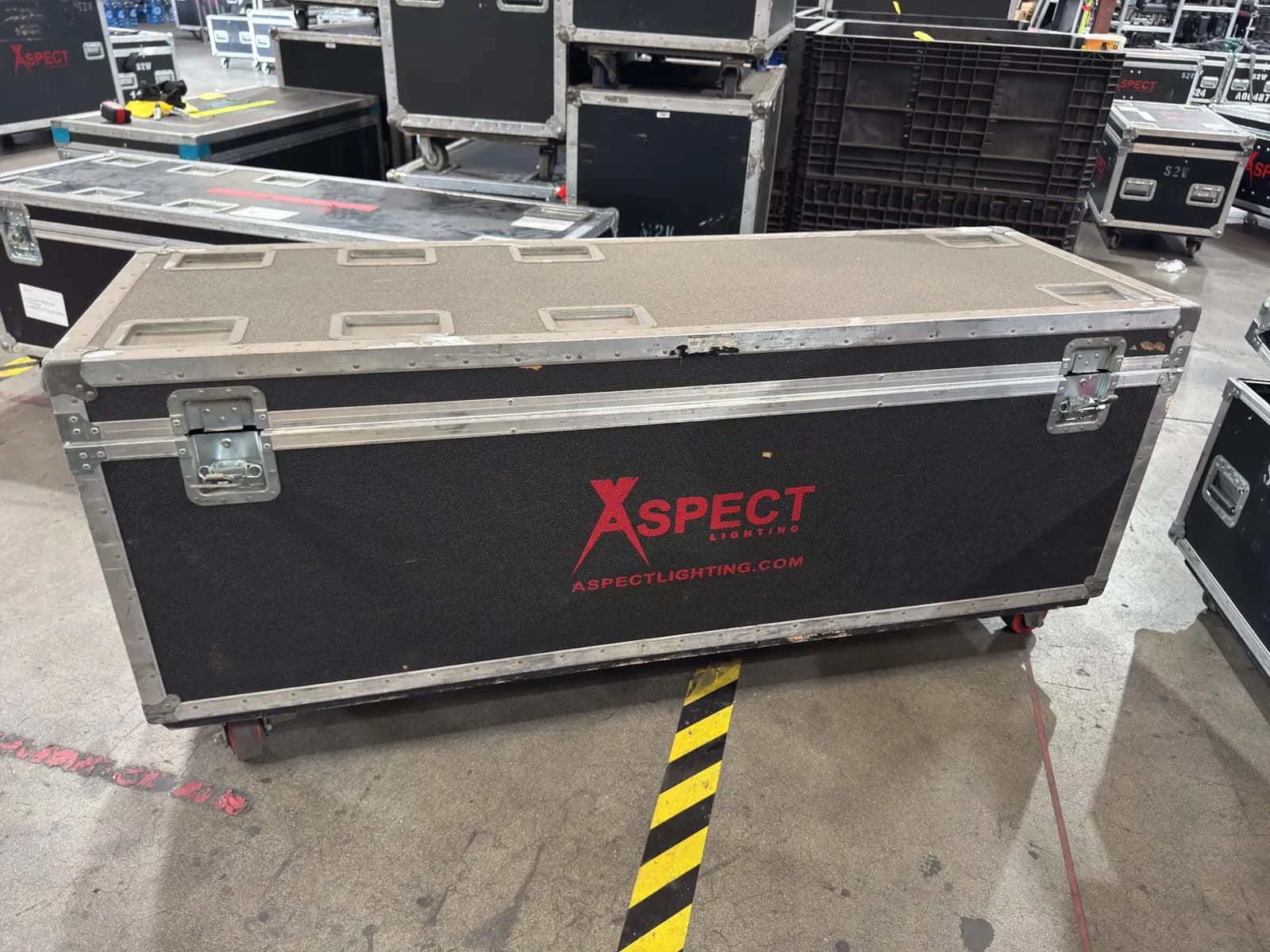 heavy-duty-rolling-hard-shell-road-case-95434e