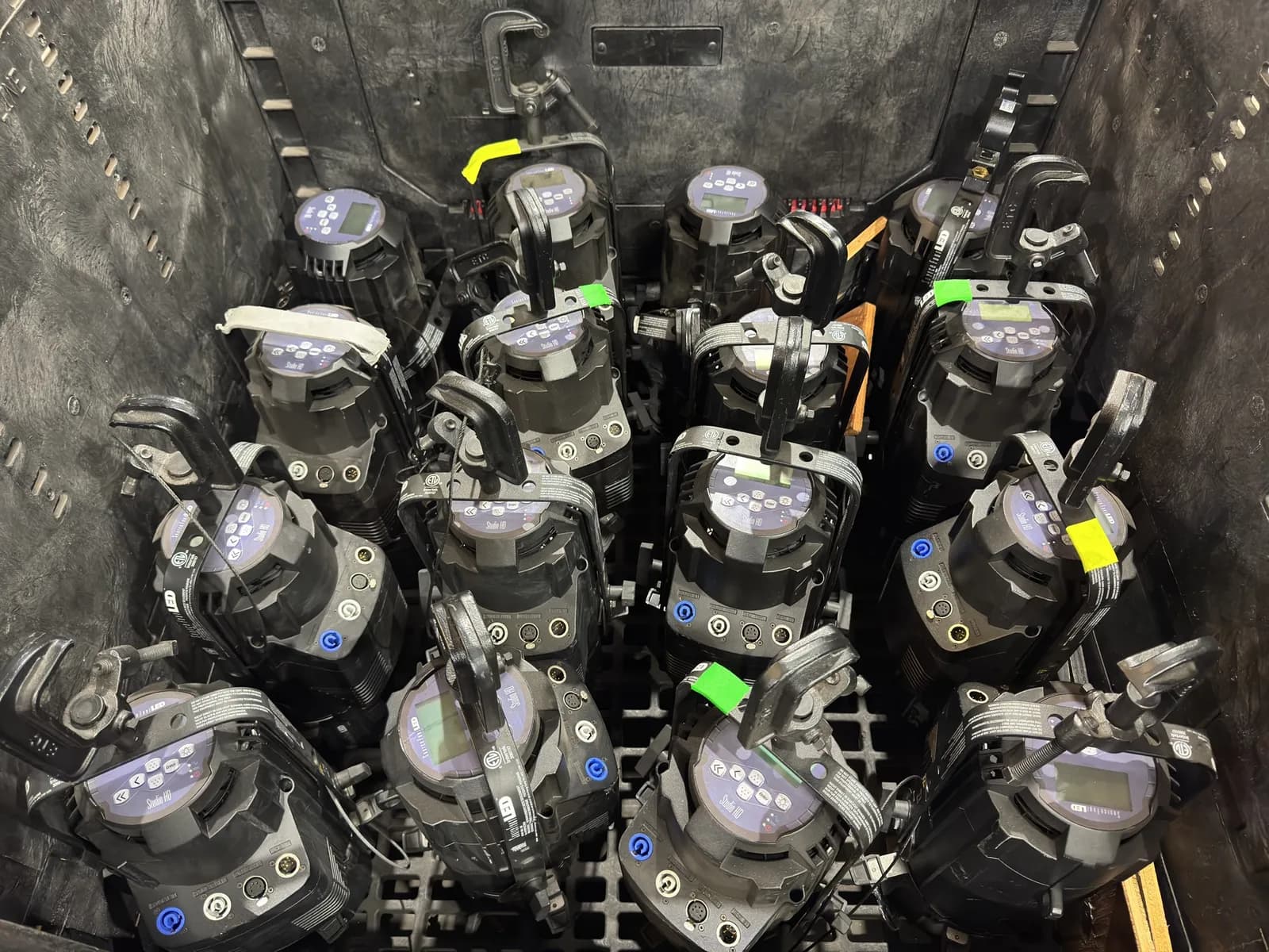 18-source-four-led-studio-hd-lighting-fixtures-mnnv4l6r