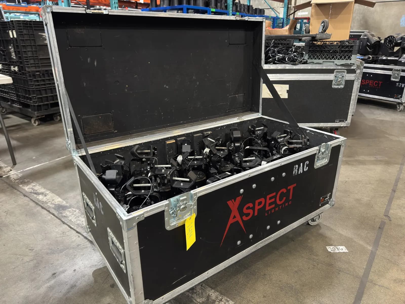 20-mega-lite-drama-led-model-7050-light-fixtures-with-4-aleph-1-cv-drivers-and-rolling-hard-shell-road-case-ea6275