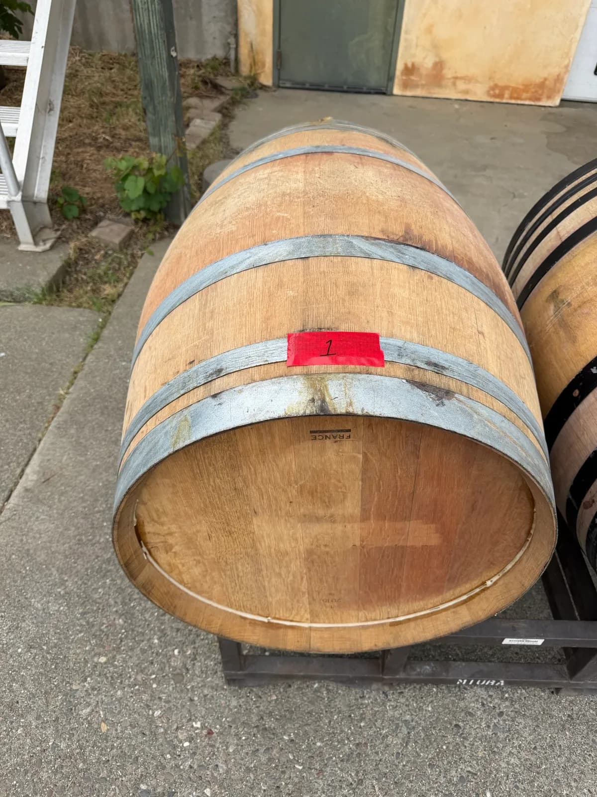 oak-wine-barrel-with-metal-bands-59-gallon-capacity-0101-1774990668449-mnf3m55u