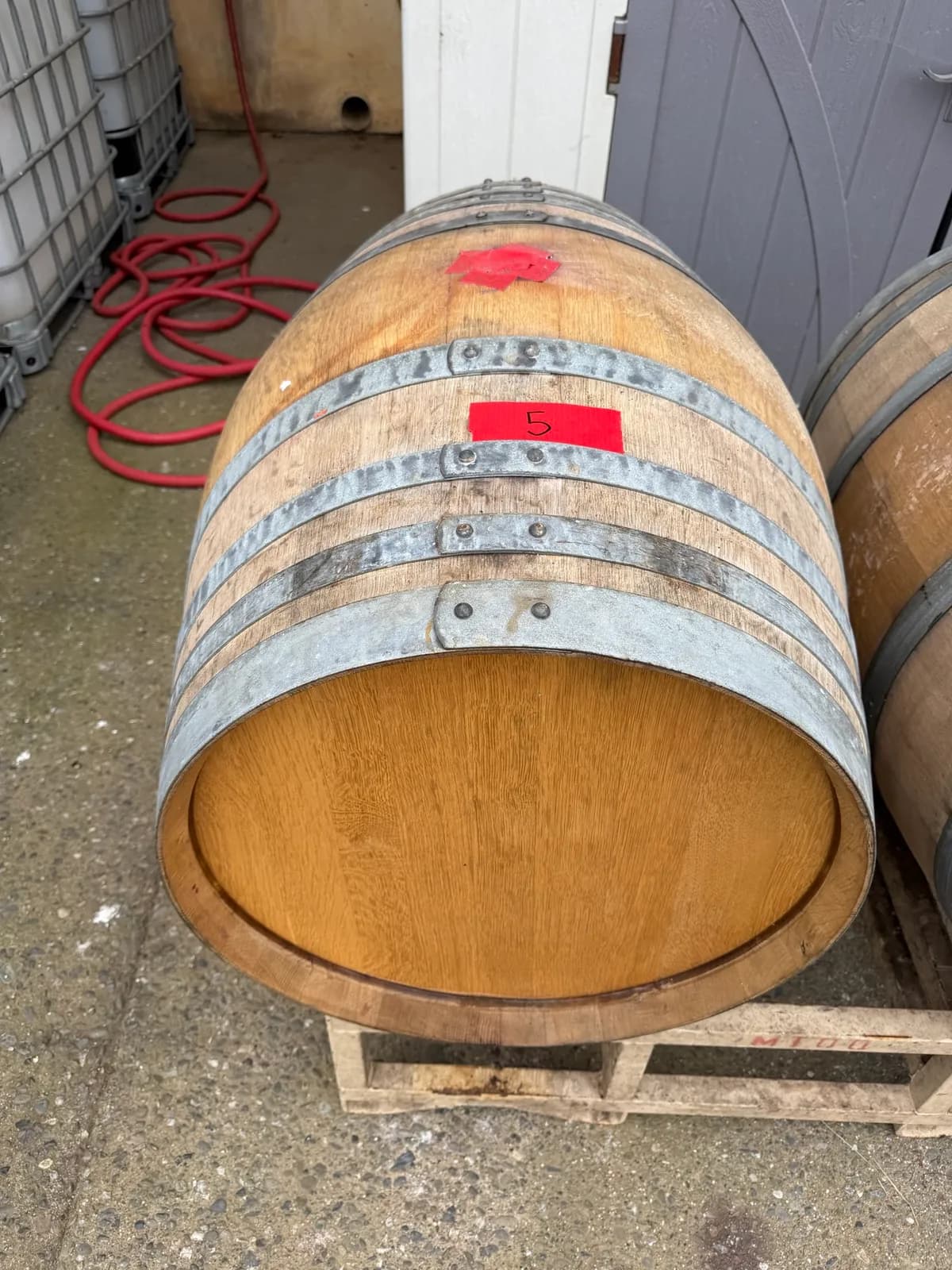 oak-wine-barrel-with-metal-bands-59-gallon-capacity-0105-1774990669596-mnf3m61o