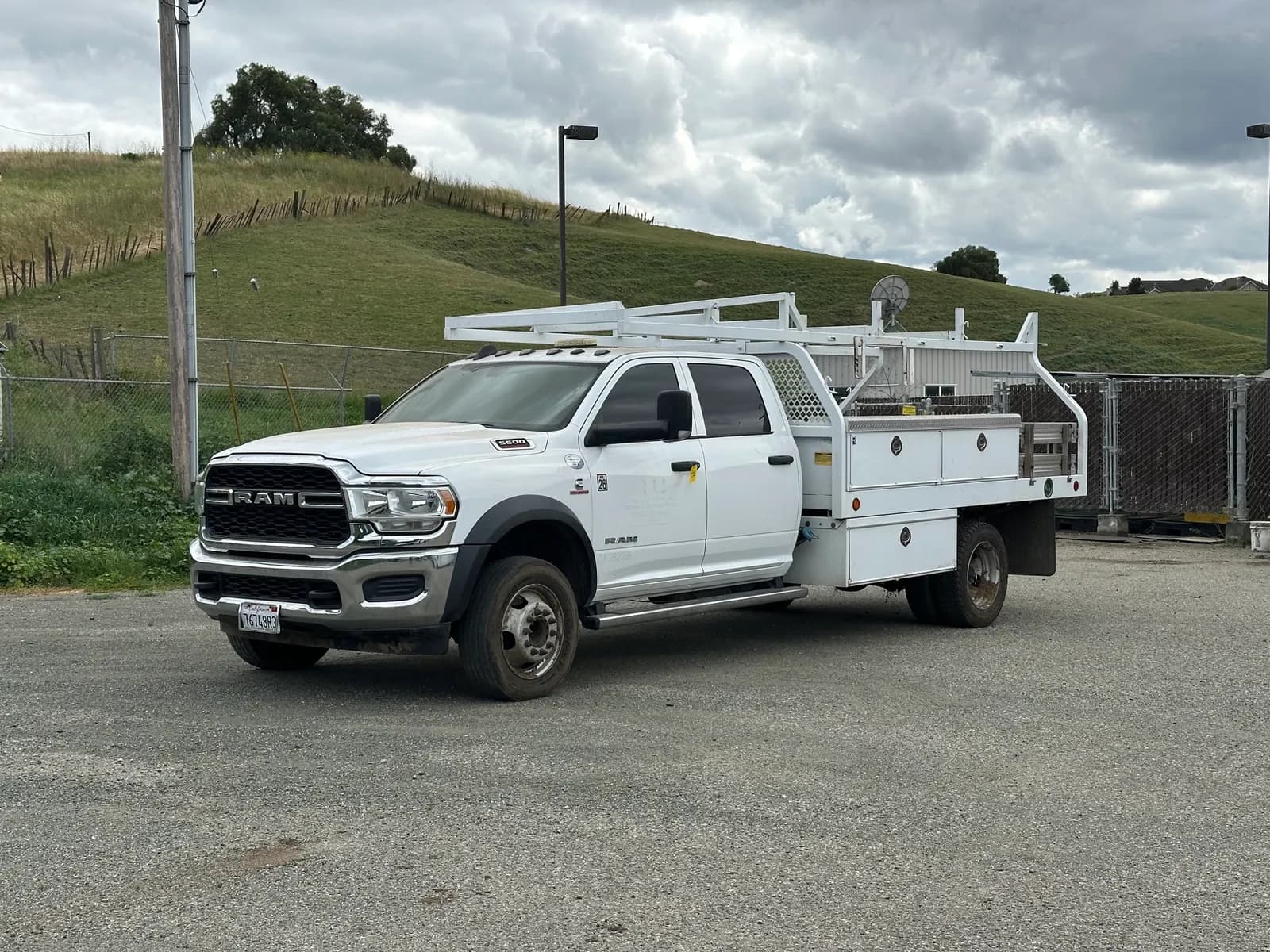 2019-ram-5500-heavy-duty-crew-cab-turbo-diesel-4wd-dually-utility-truck-with-lumber-rack-mo28t9yj