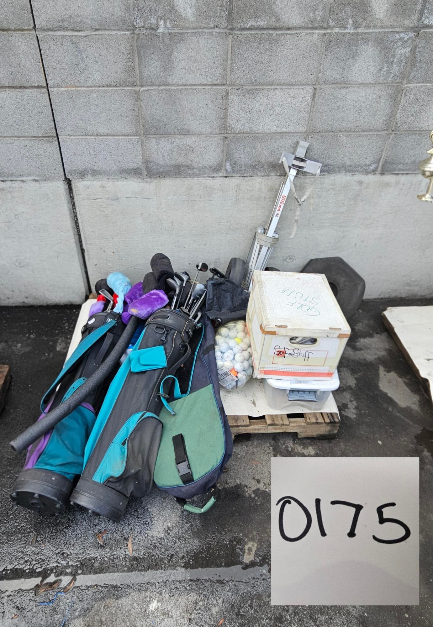 contents-of-pallet-assorted-golf-items-mni8244y