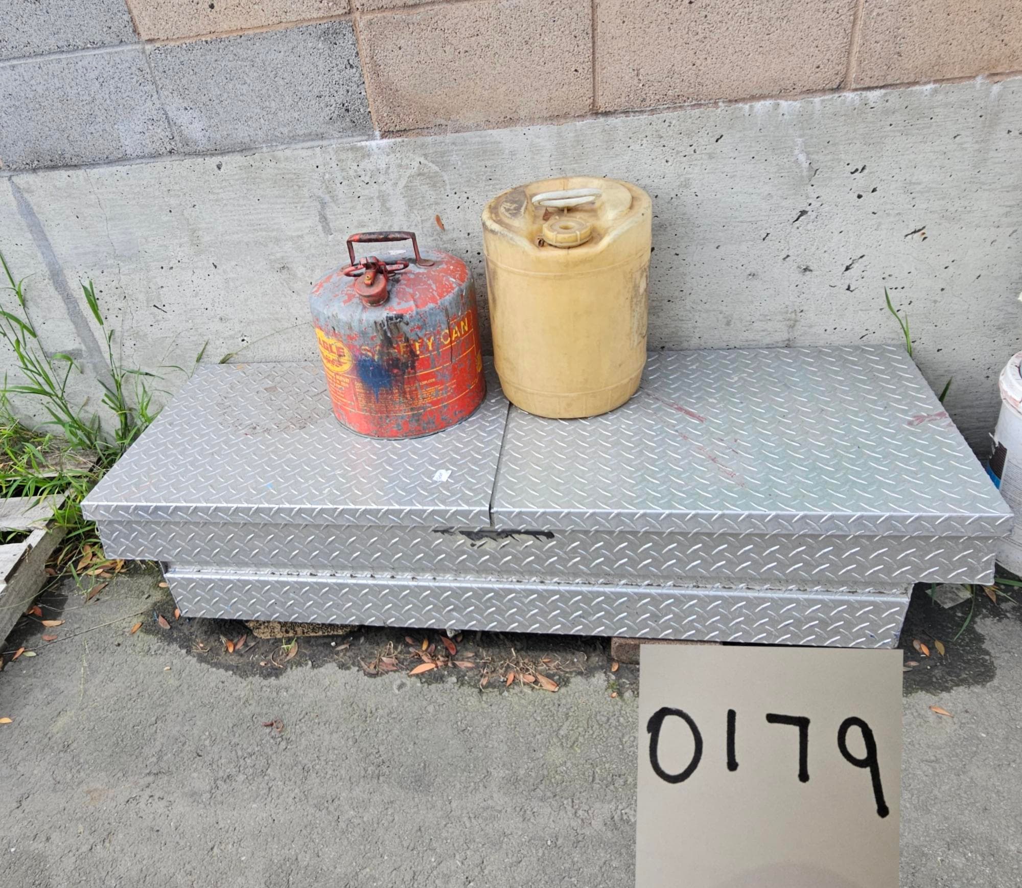 large-metal-truck-trunk-with-2-gas-cans-mni7e7up