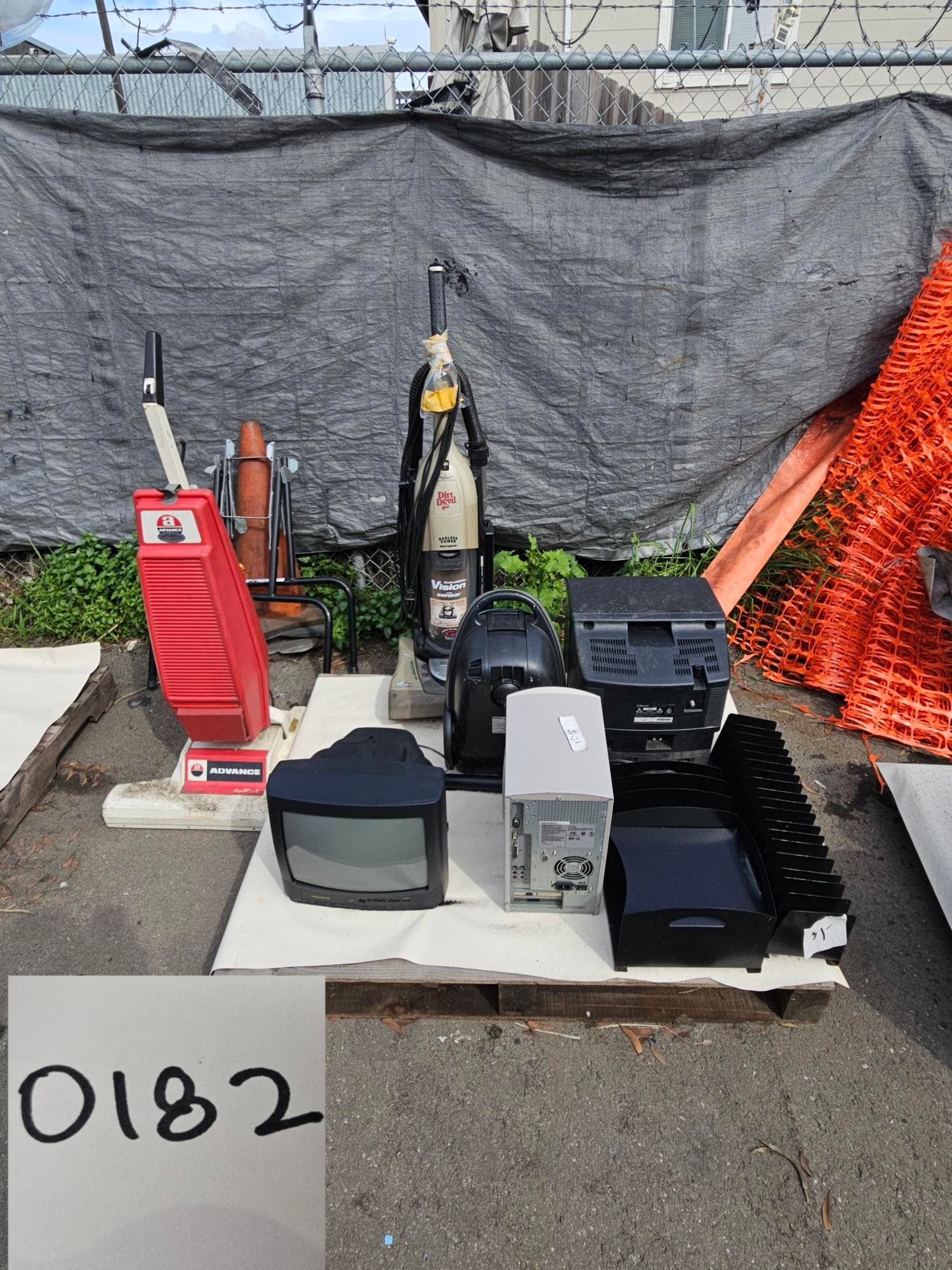 contents-of-pallet-vintage-vacuums-tvs-pcs-and-more-mni7ndg5