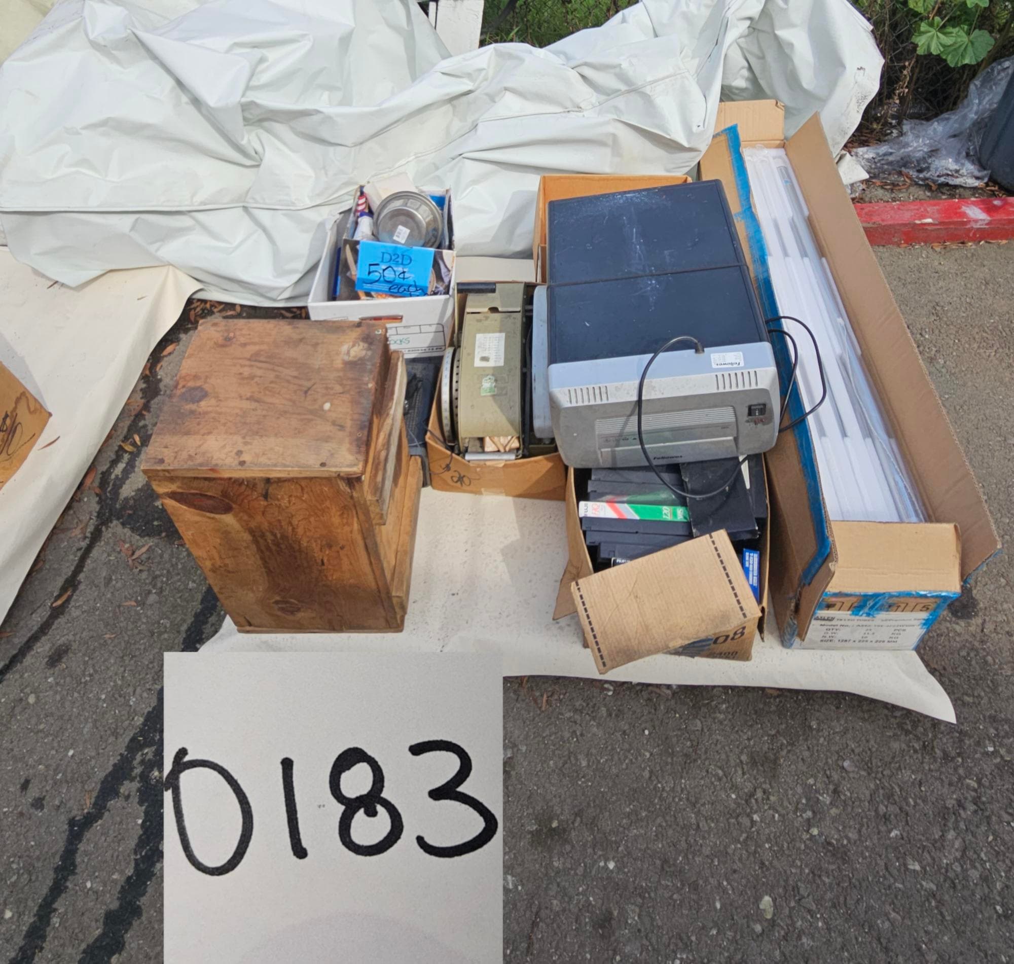 contents-of-pallet-fluorescent-tube-lights-vhs-tapes-and-more-mni7mru2