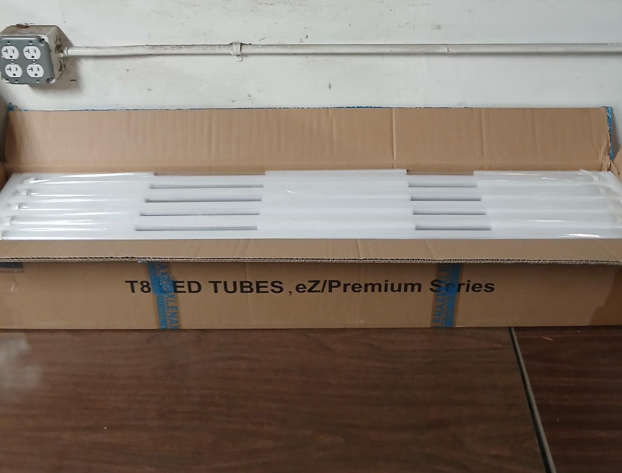 5-boxes-of-axlen-tube-lights-mni5d1mg