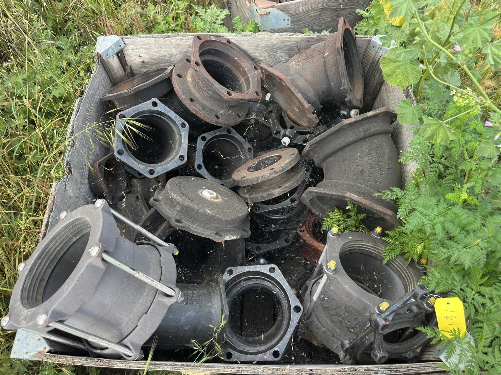 crate-of-assorted-industrial-iron-pipe-fittings-and-clamps-mnp70fup