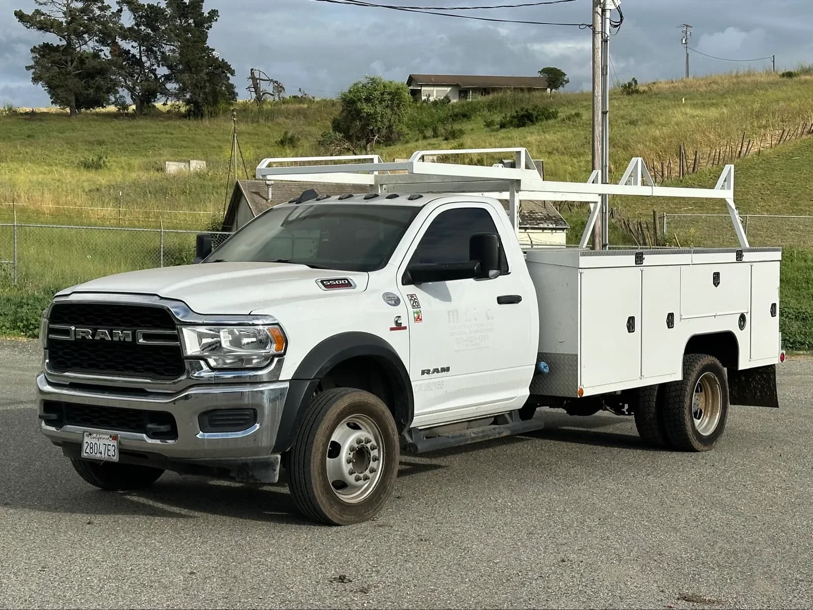 2020-ram-5500-heavy-duty-turbo-diesel-4wd-dually-utility-truck-with-lumber-rack-mns634vj