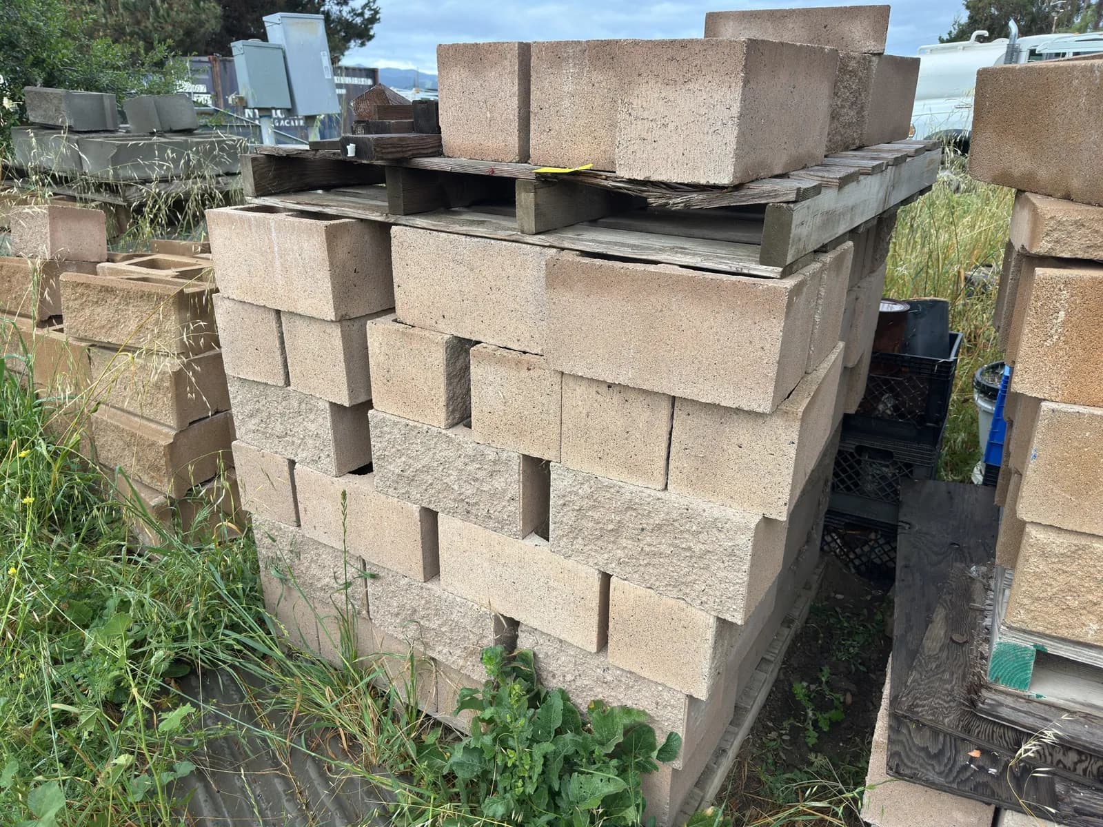 pallet-of-concrete-retaining-wall-blocks-mnp763zy