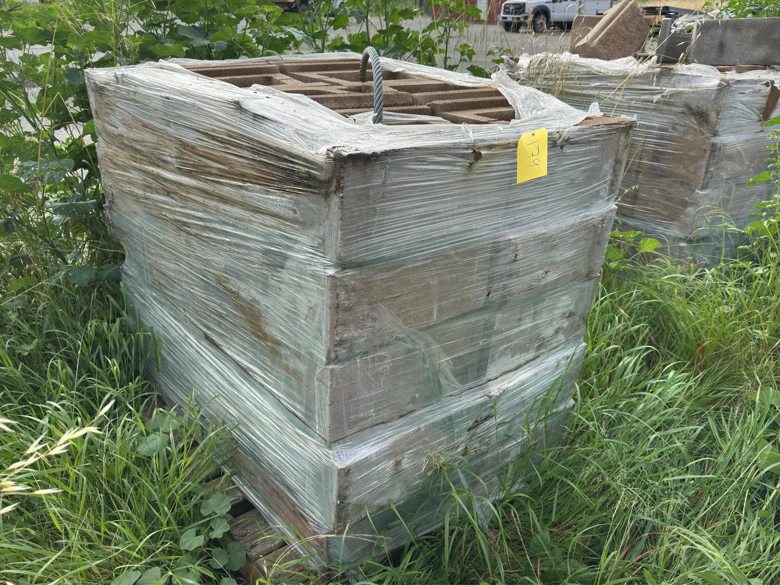 pallet-of-40-concrete-retaining-wall-blocks-mnp85lhh