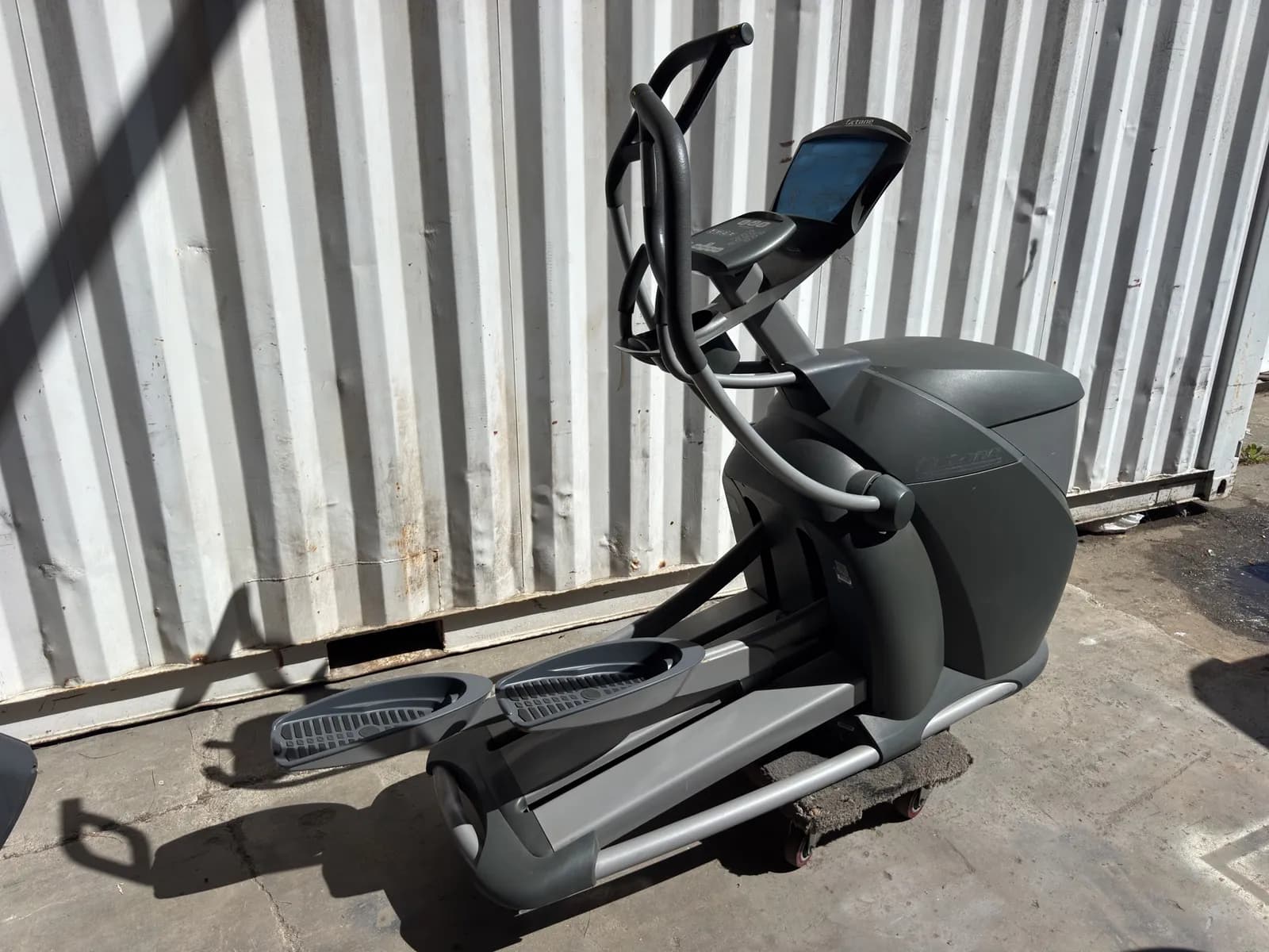 octane-fitness-pro3700-elliptical-machine-89d585