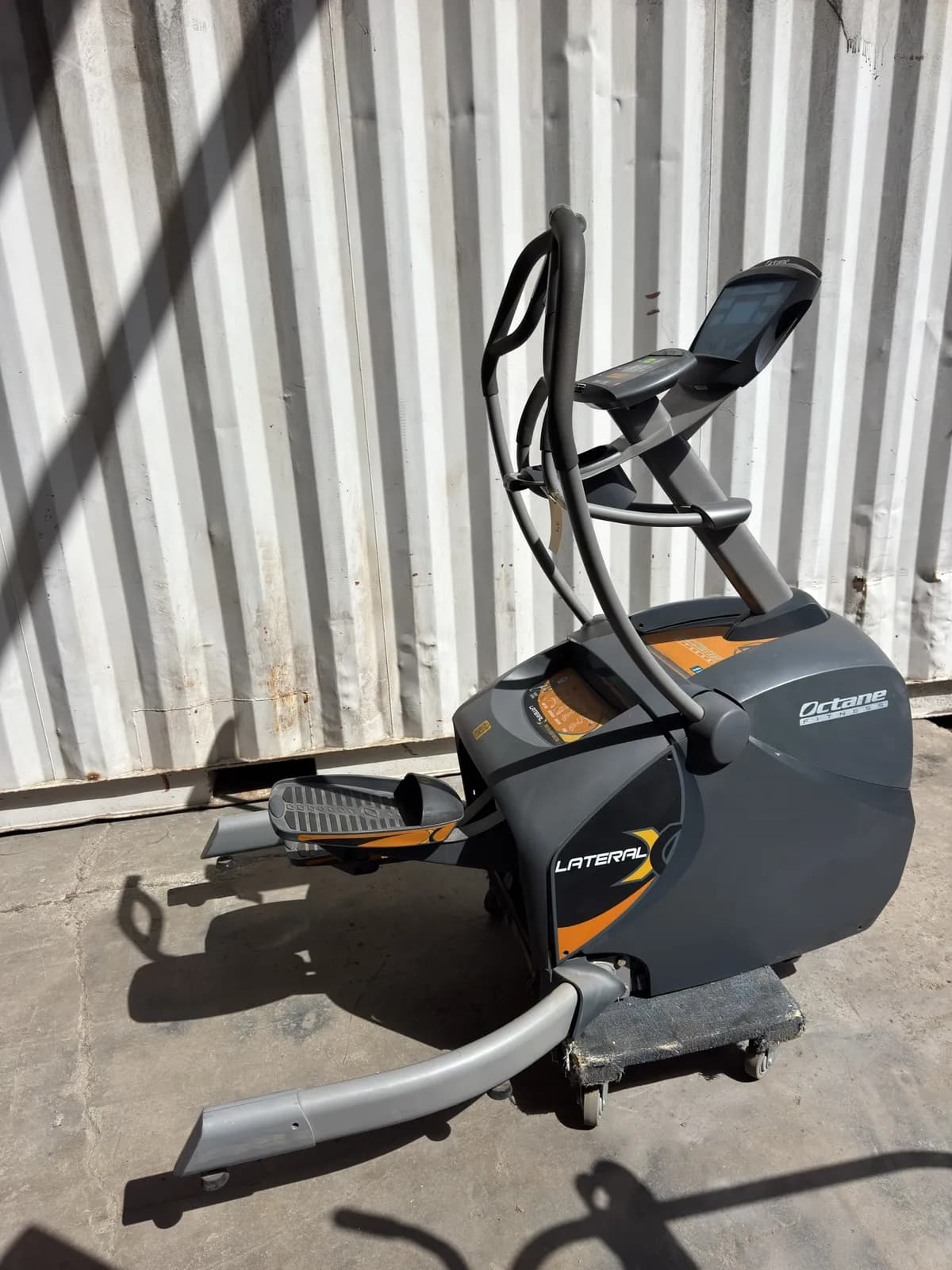 octane-fitness-lateral-lx8000-elliptical-machine-87ac22
