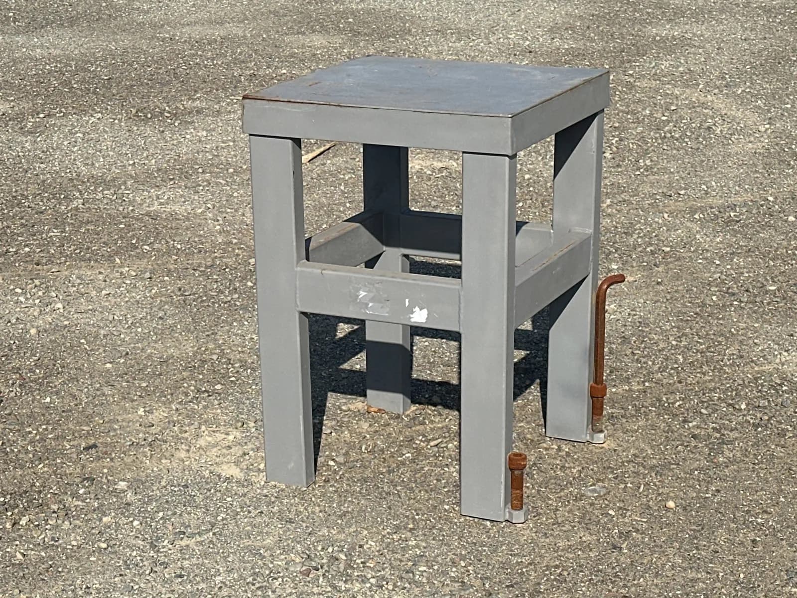 heavy-duty-metal-table-mnlu5vn0