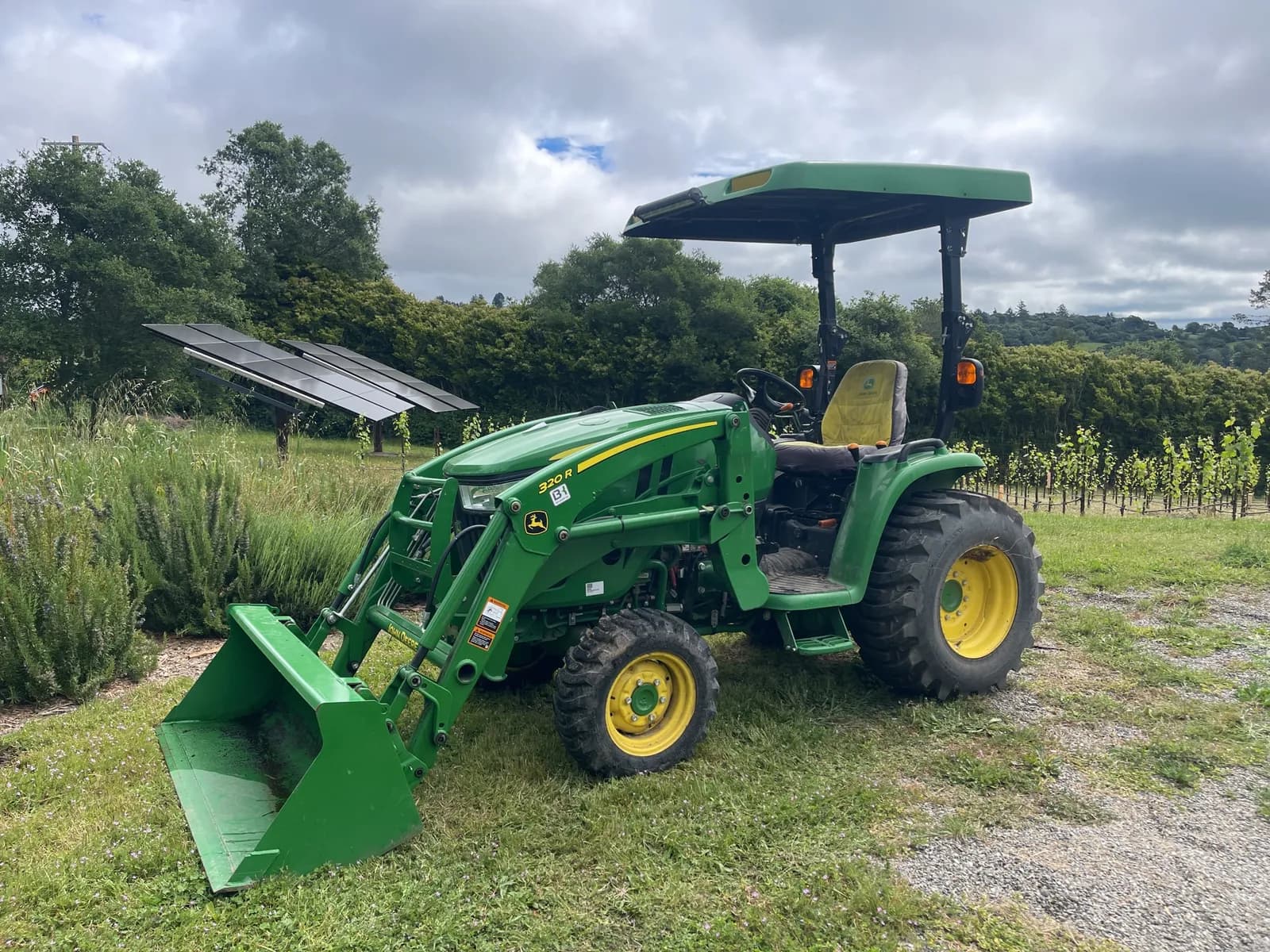 john-deere-3039r-tractor-with-320r-loader-attachment-mo0pvmyg