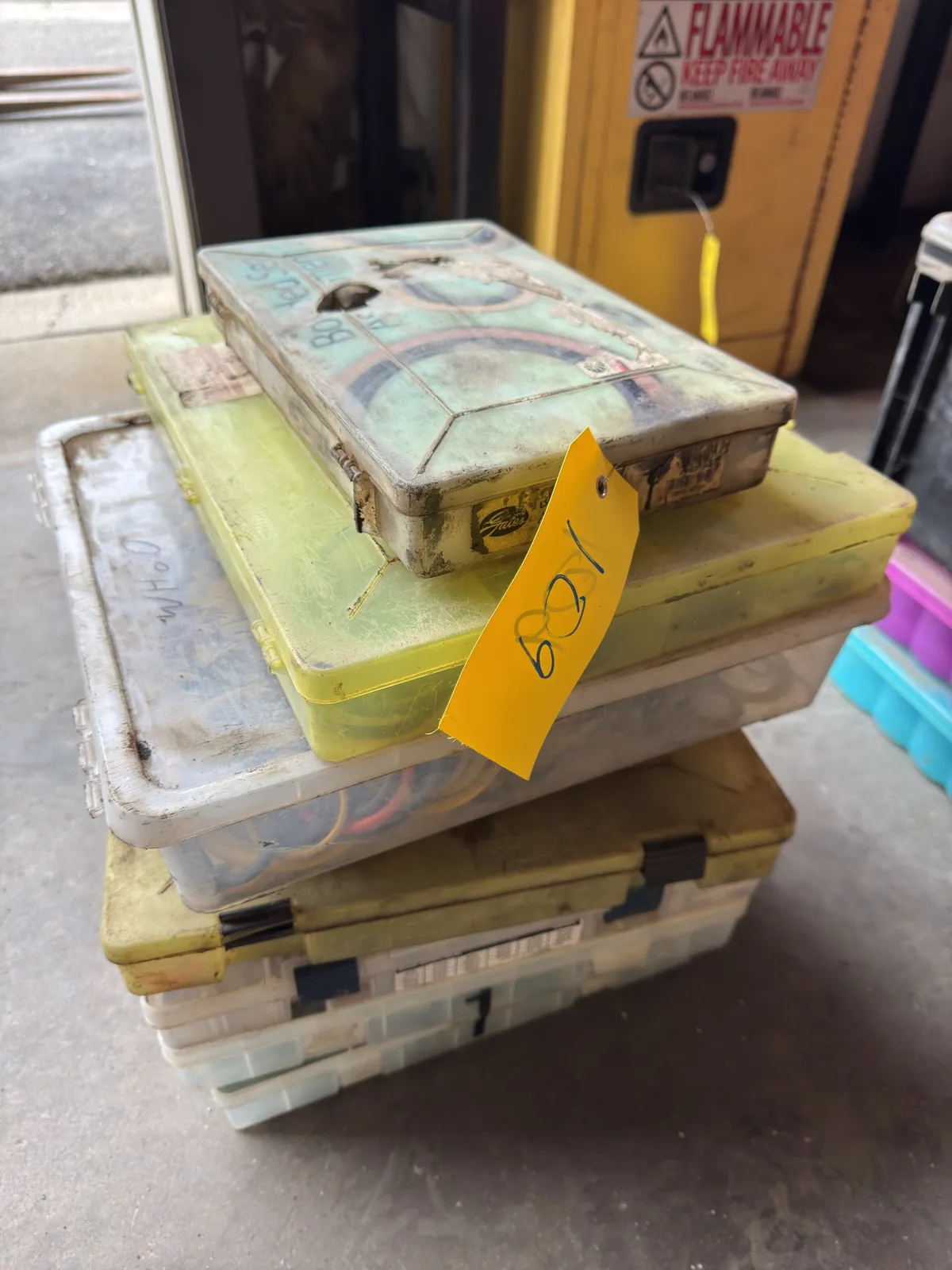 8-organizers-with-assorted-o-rings-and-fuses-a57685