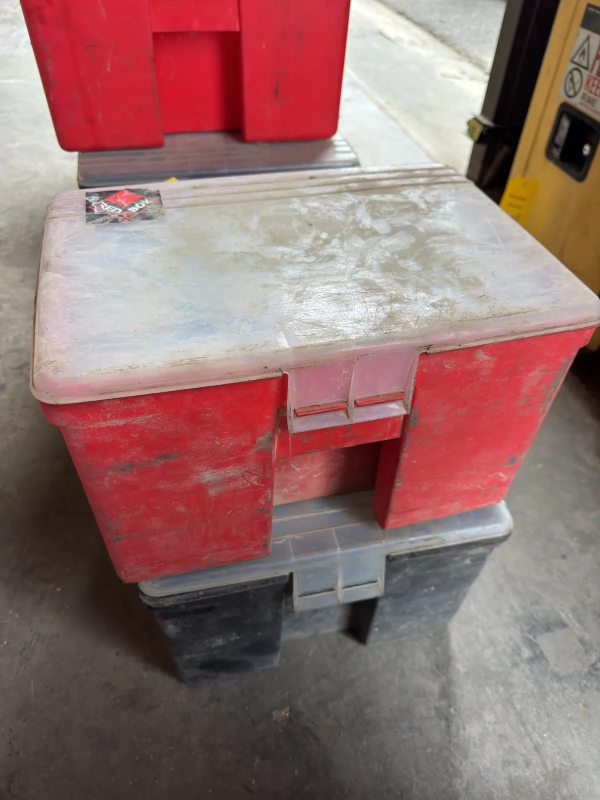 2-organizers-with-assorted-fuses-792941