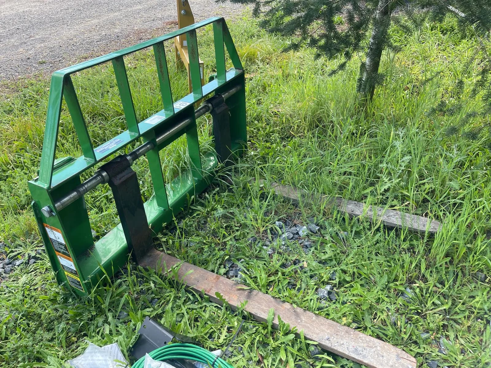 john-deer-pallet-fork-attachment-ae3f2a