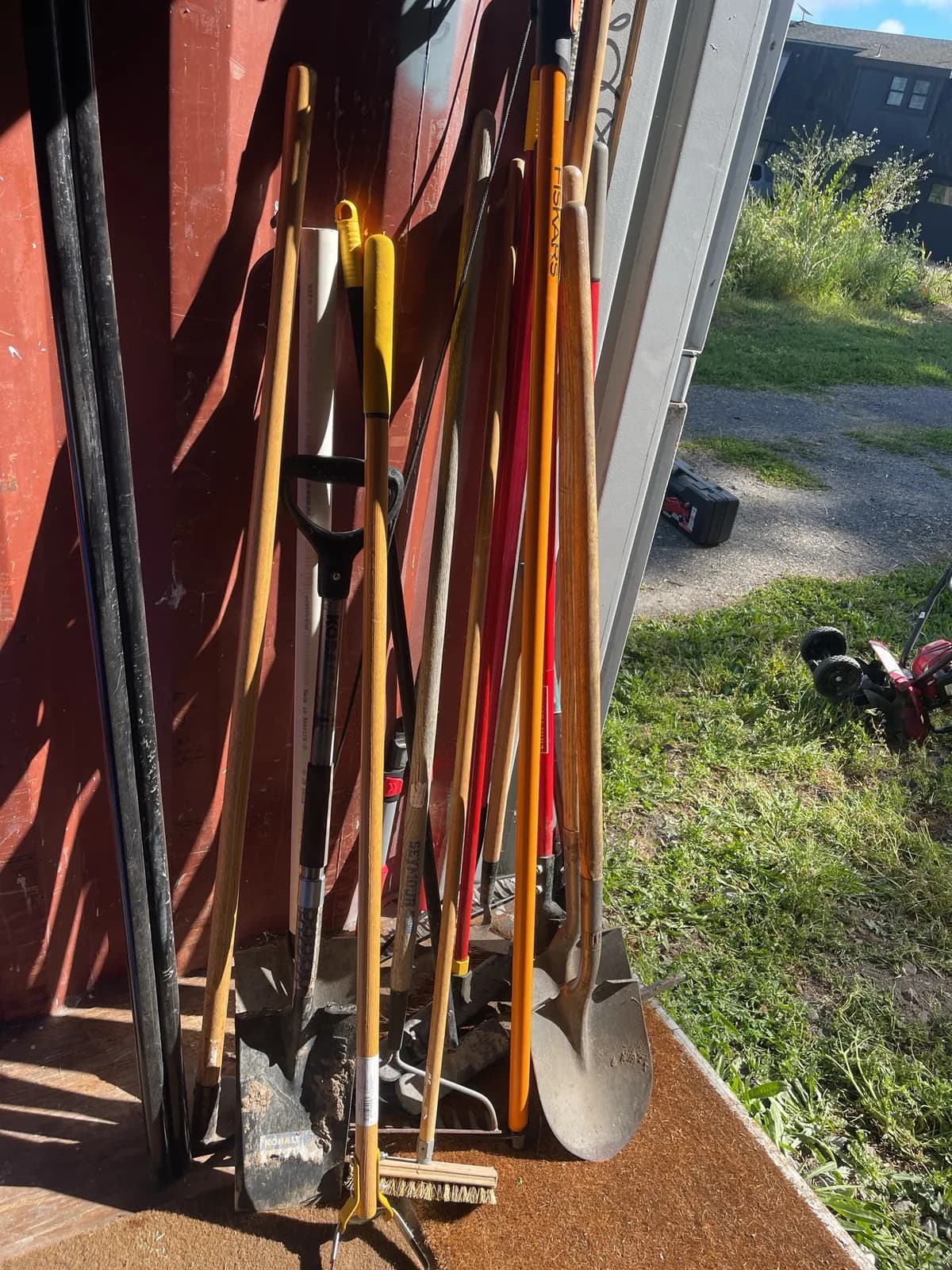 bundle-of-assorted-hand-tools-749045