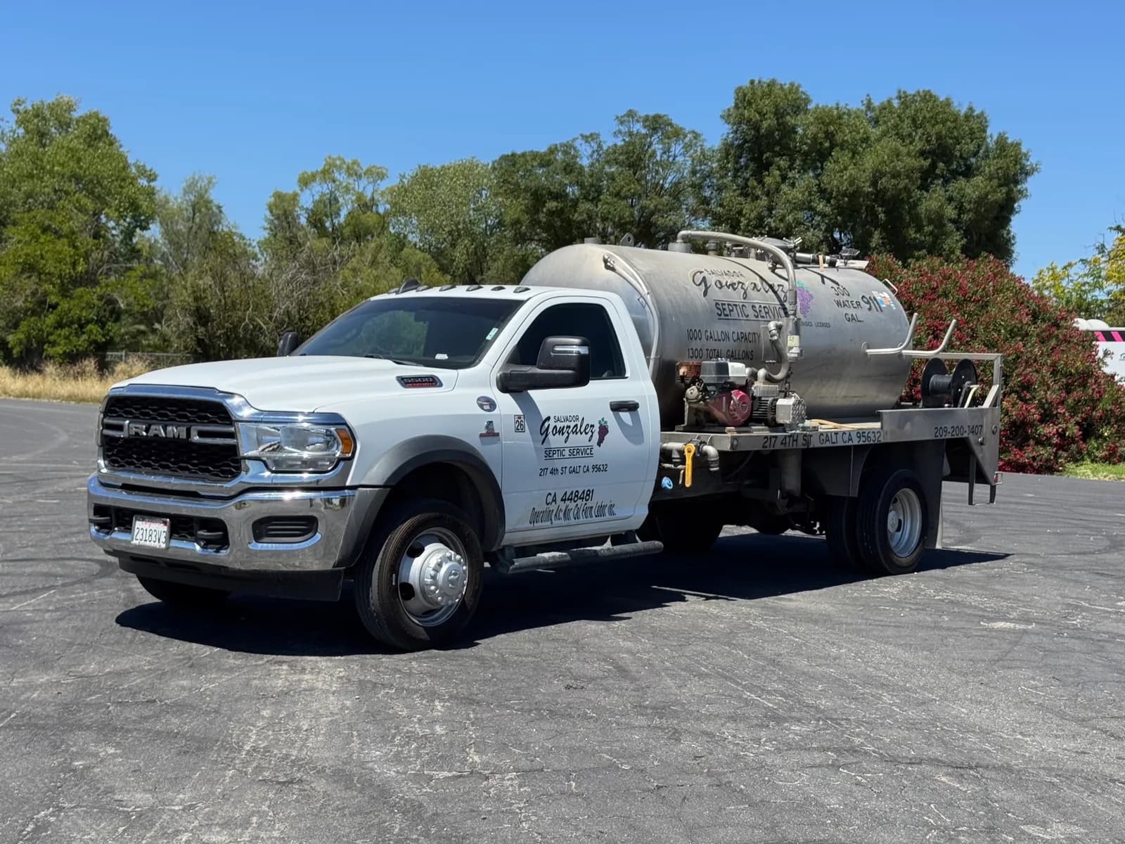 2023-ram-5500-1300-gallon-septic-service-truck-mnxpcleh