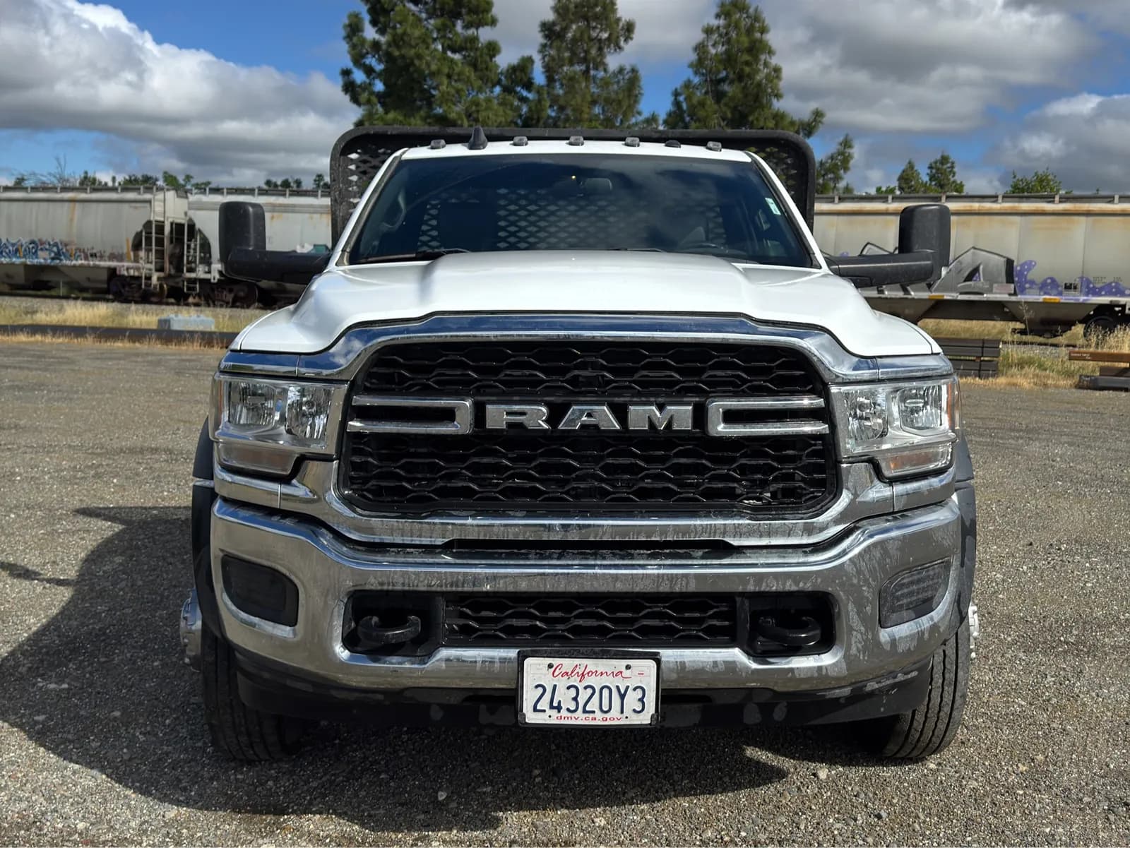 2022-ram-5500-flatbed-truck-mnxpas2e