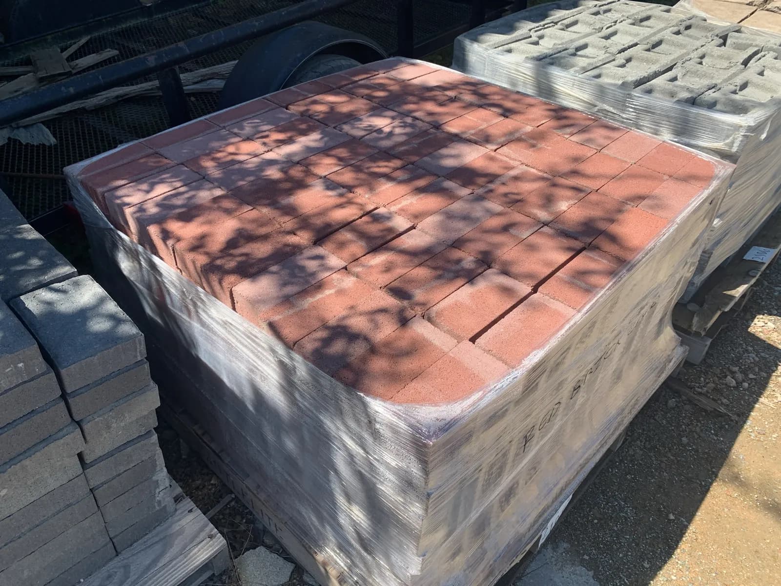 1-pallet-red-concrete-brick-2473ec