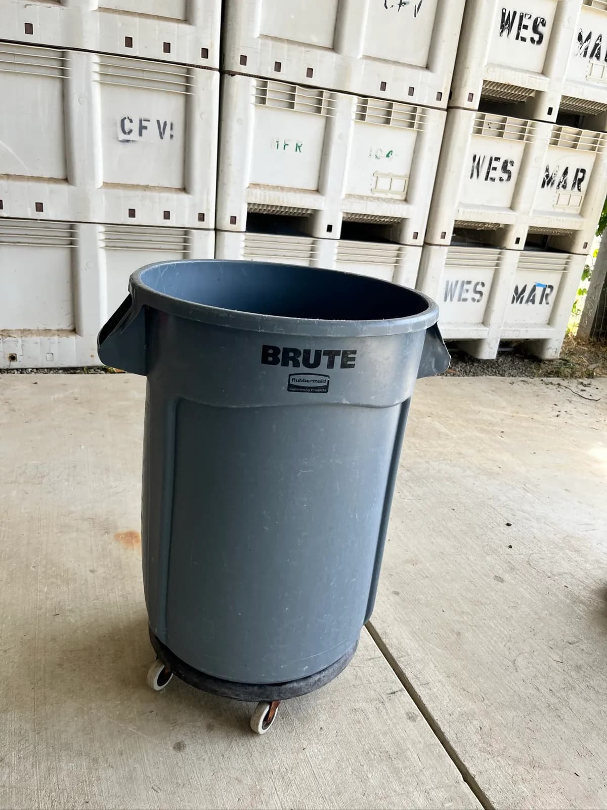 brute-with-wheels-gray-55-gallon-capacity-damaged-moep1tsn
