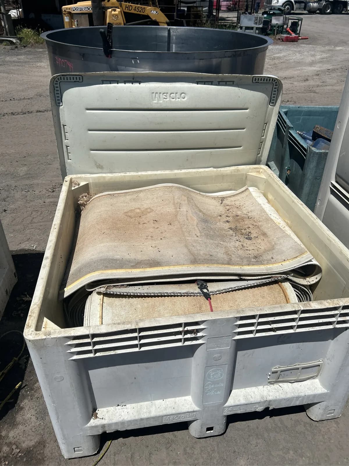 1-2-ton-bin-with-conveyor-belts-060660