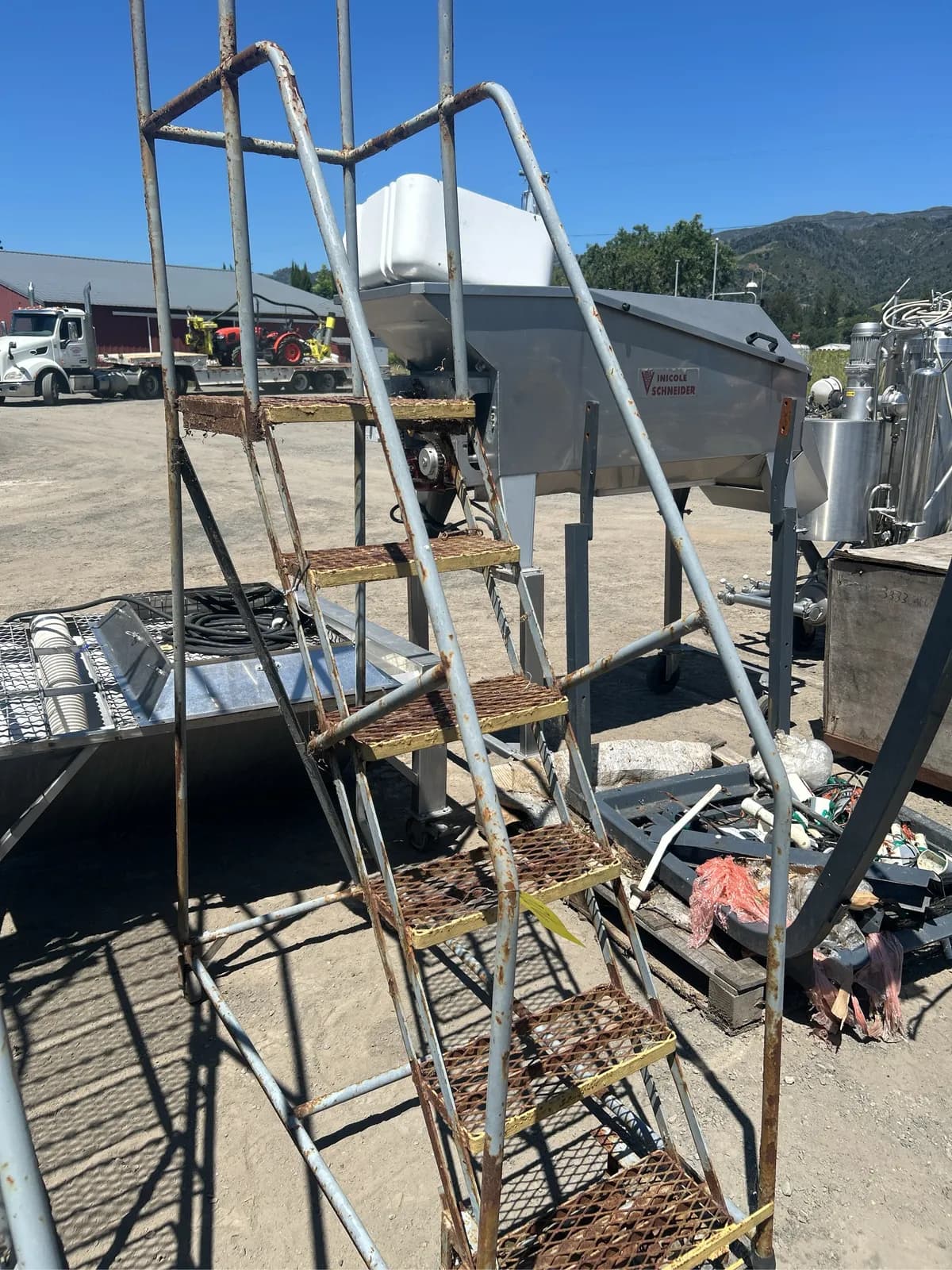 metal-industrial-ladder-mpohwp6v